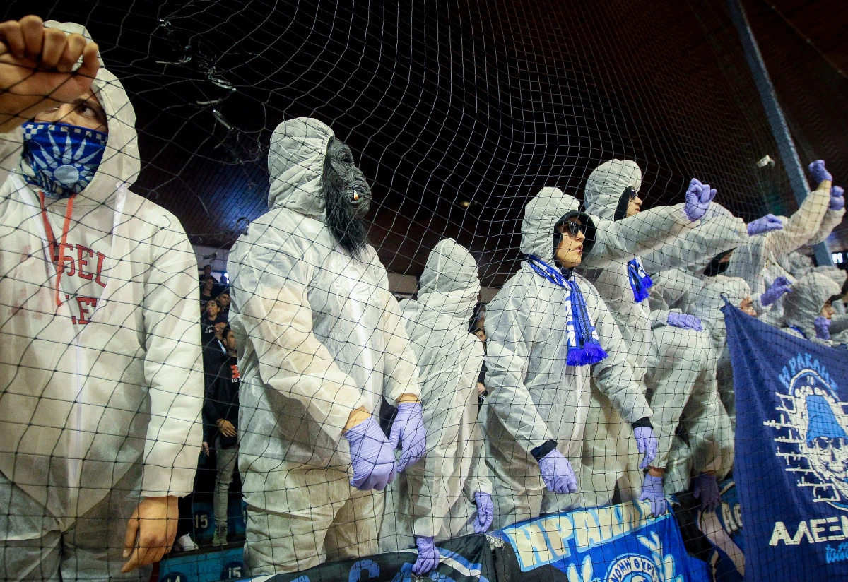 Οπαδοί του Ηρακλή με στολές προστασίας κατά του κορονοϊού / Πηγή: Eurokinissi