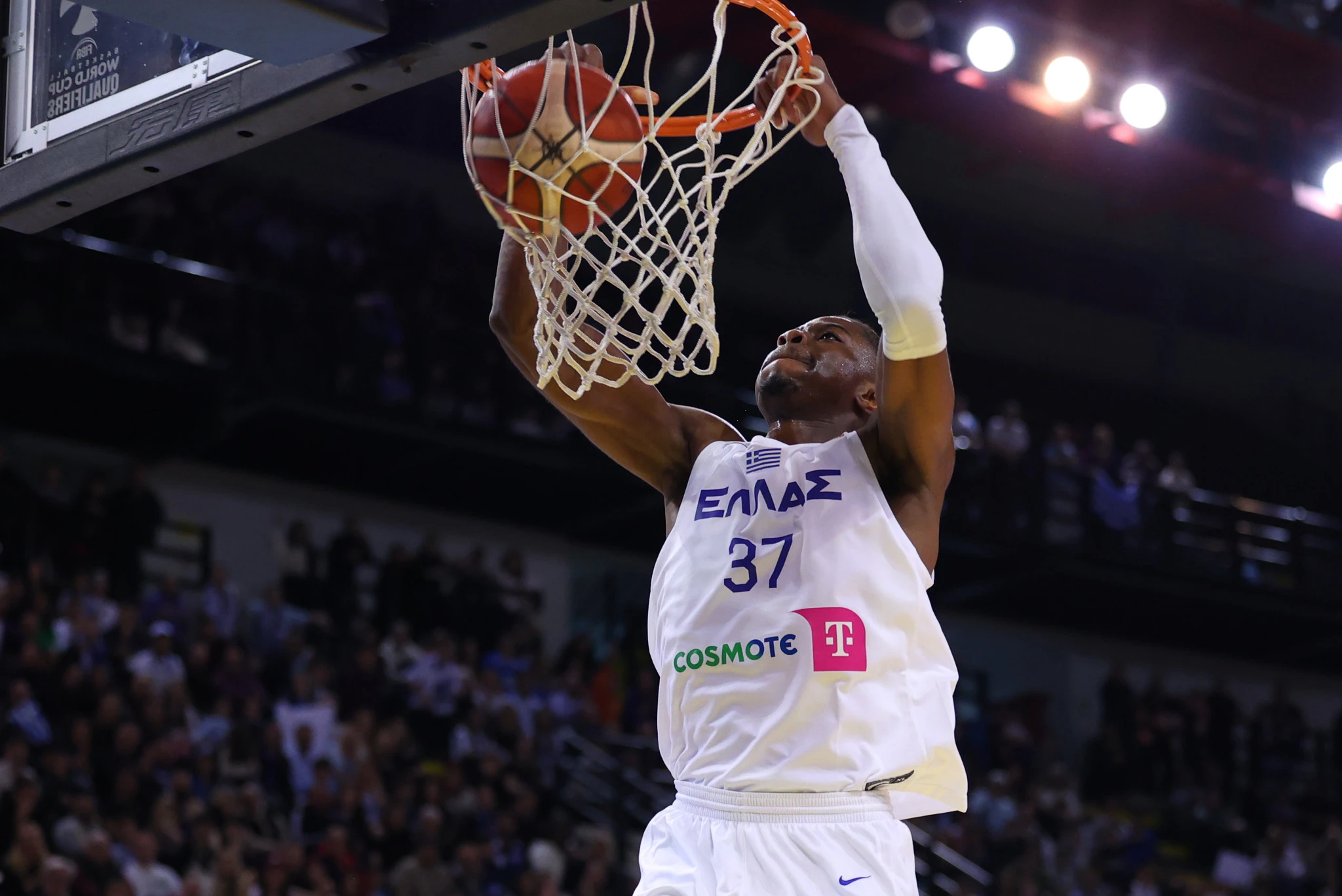 Ο Κώστας Αντετοκούνμπο κατά τη διάρκεια του αγώνα Ελλάδα - Μαυροβούνιο