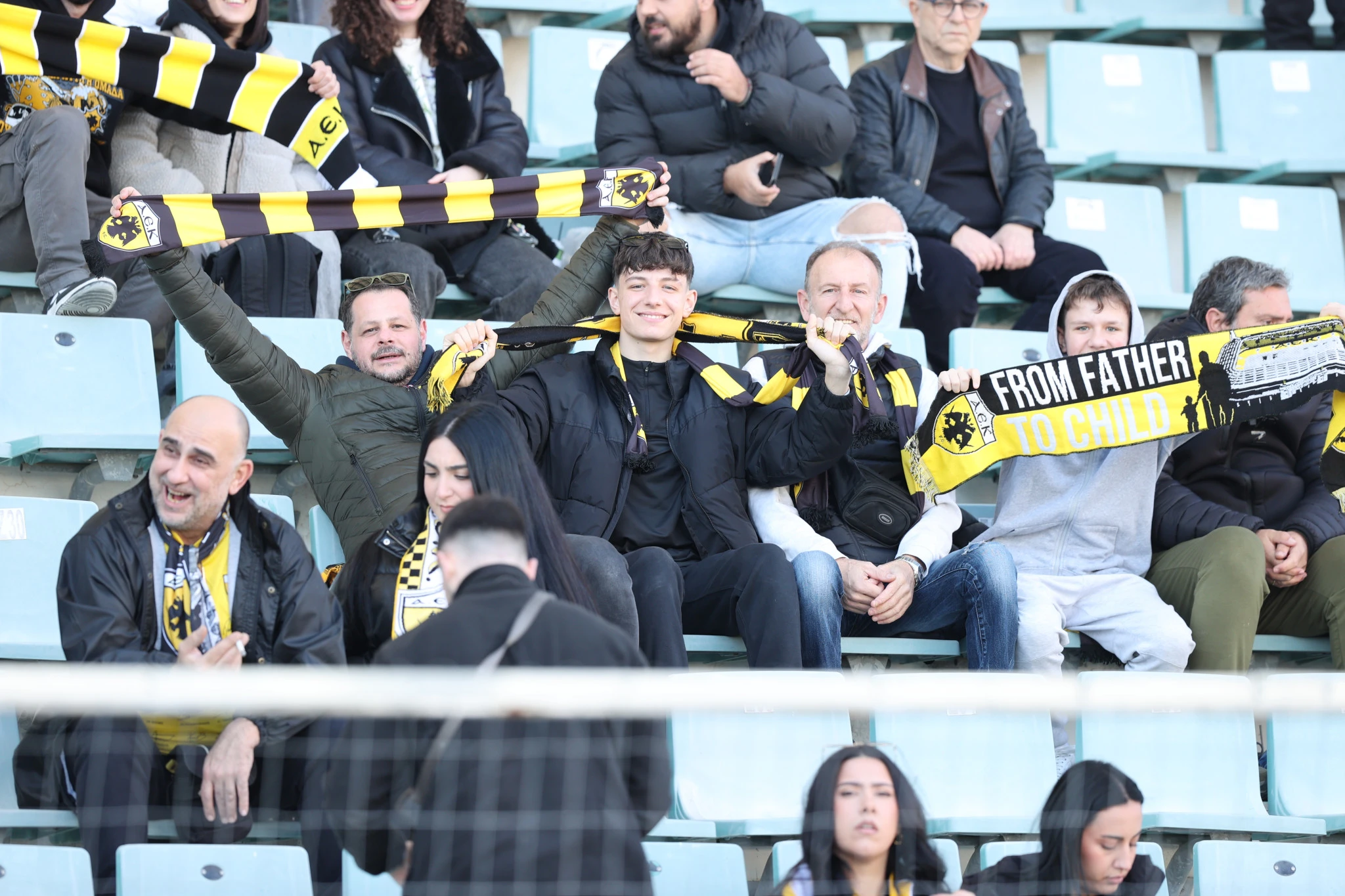 Φίλοι της ΑΕΚ έχουν καταφθάσει στο Πανθεσσαλικό για το ματς με τον Βόλο / Πηγή: Intime