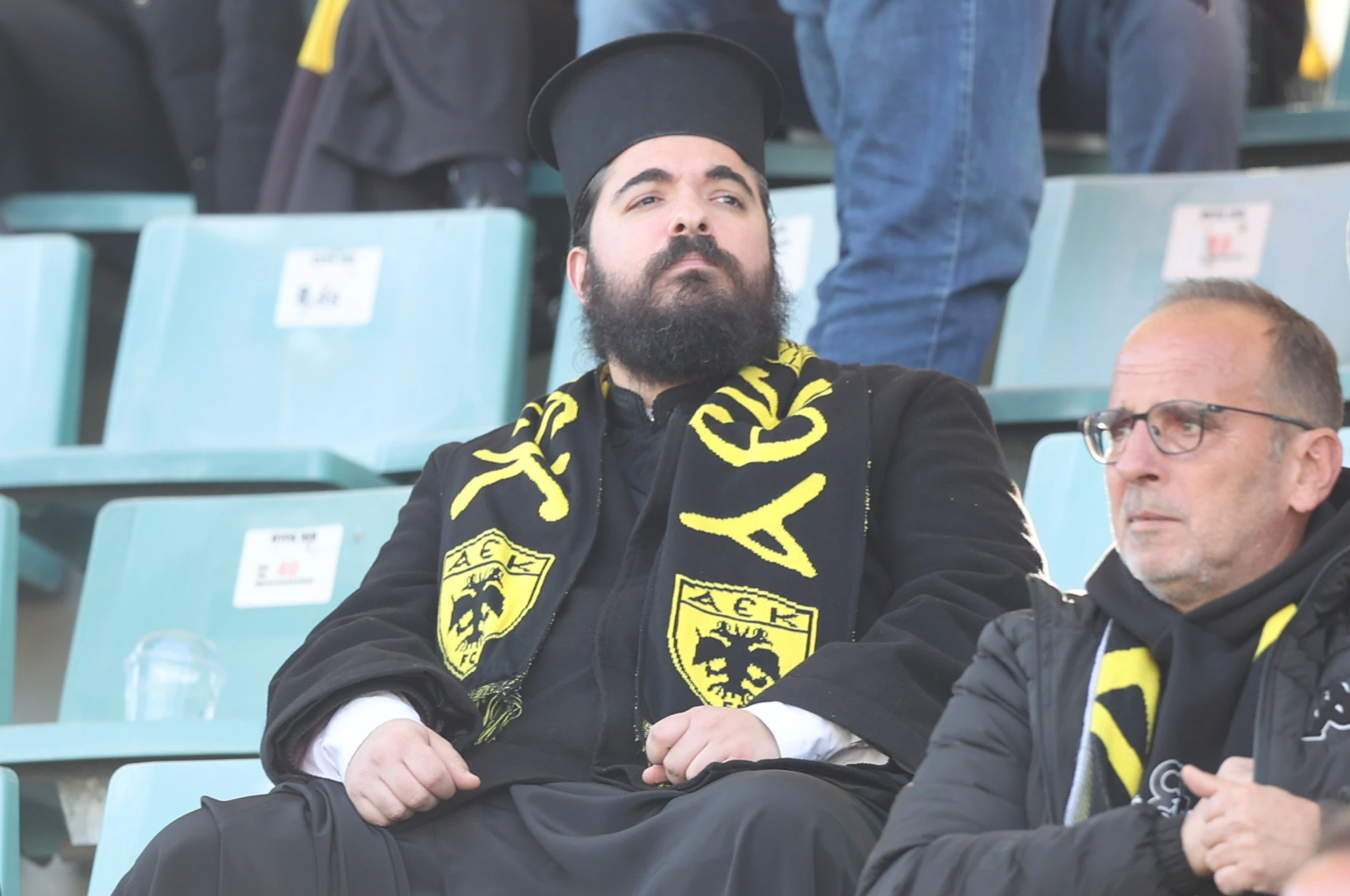 Φίλοι της ΑΕΚ έχουν καταφθάσει στο Πανθεσσαλικό για το ματς με τον Βόλο / Πηγή: Intime