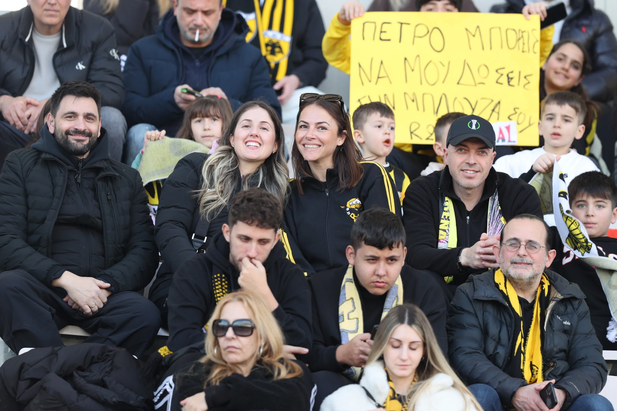 Φίλοι της ΑΕΚ έχουν καταφθάσει στο Πανθεσσαλικό για το ματς με τον Βόλο / Πηγή: Intime