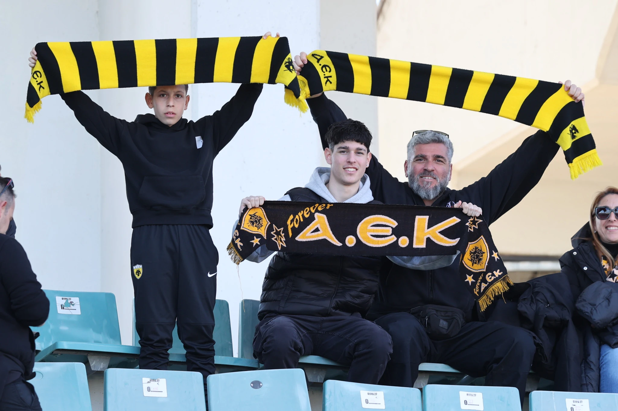 Φίλοι της ΑΕΚ έχουν καταφθάσει στο Πανθεσσαλικό για το ματς με τον Βόλο / Πηγή: Intime