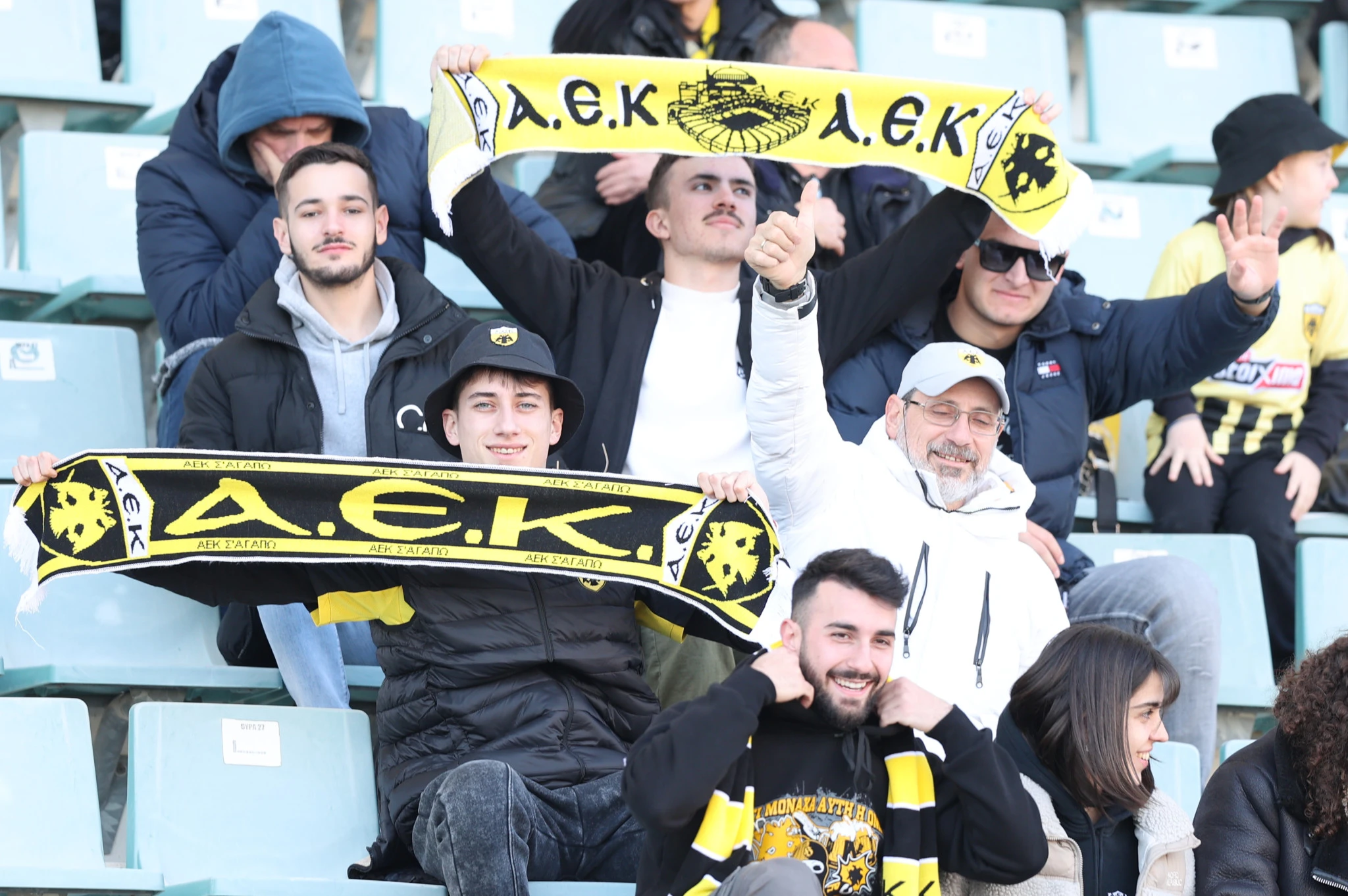 Φίλοι της ΑΕΚ έχουν καταφθάσει στο Πανθεσσαλικό για το ματς με τον Βόλο / Πηγή: Intime