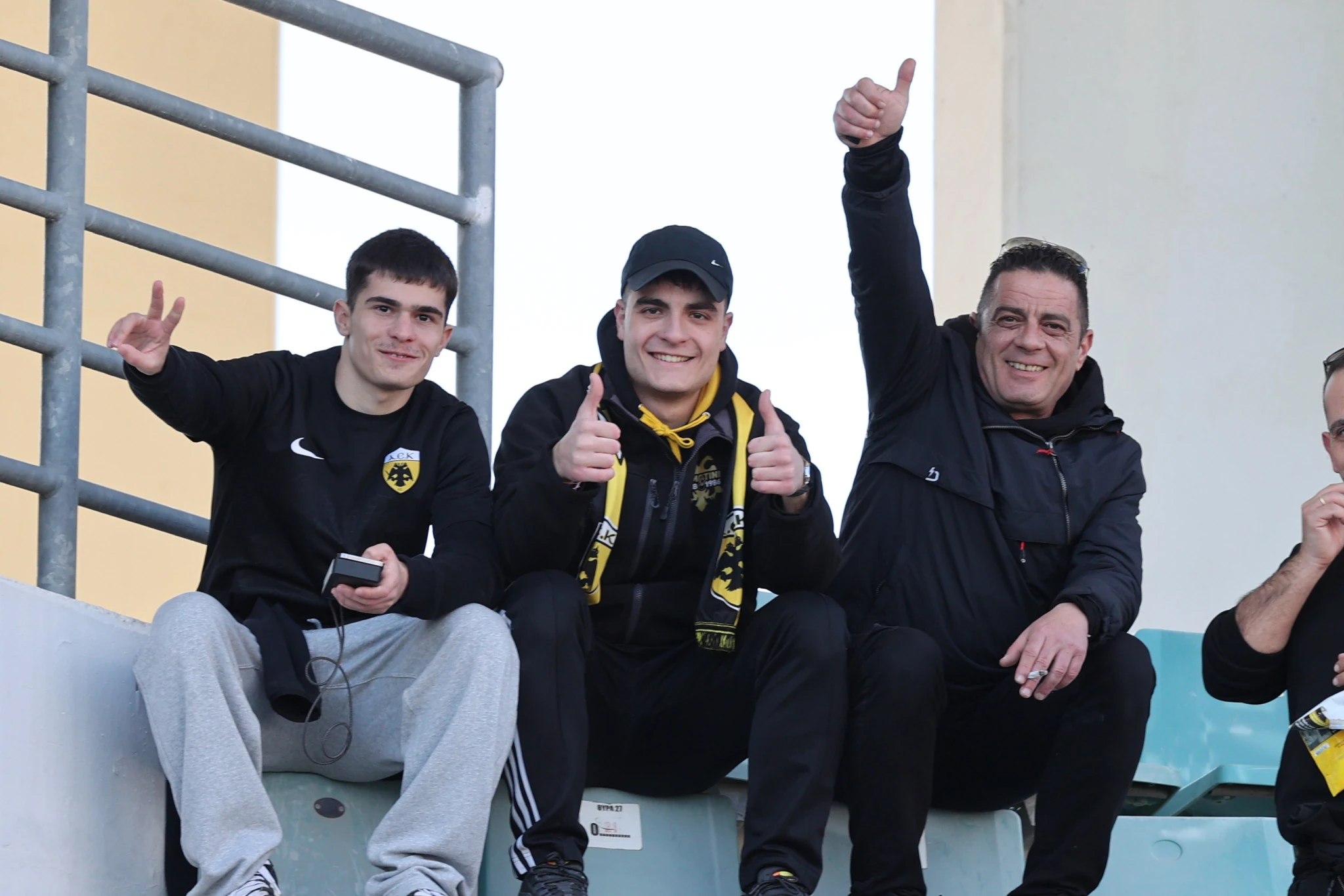 Φίλοι της ΑΕΚ έχουν καταφθάσει στο Πανθεσσαλικό για το ματς με τον Βόλο / Πηγή: Intime