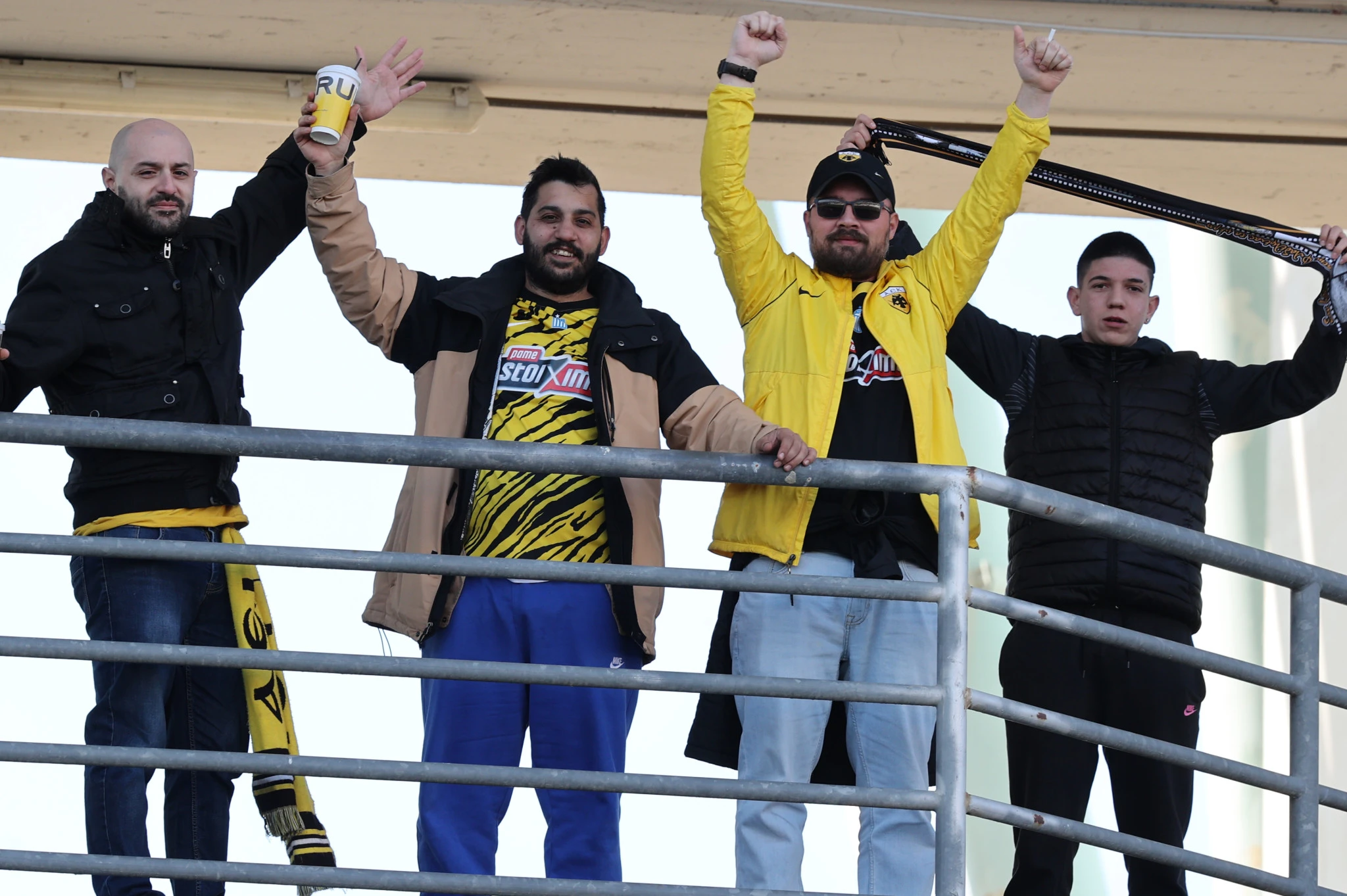 Φίλοι της ΑΕΚ έχουν καταφθάσει στο Πανθεσσαλικό για το ματς με τον Βόλο / Πηγή: Intime