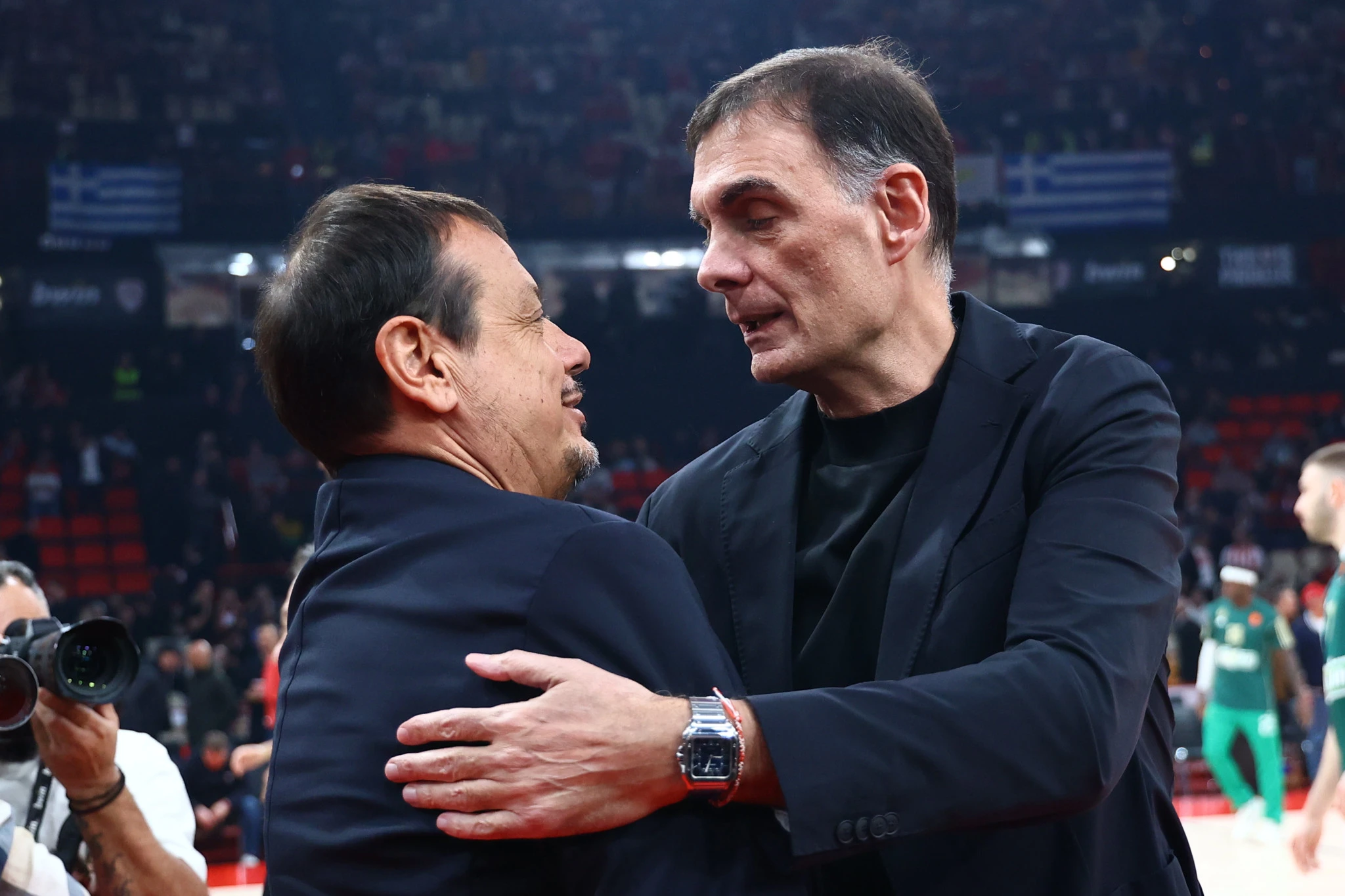 Θερμή αγκαλιά ανάμεσα Γιώργο Μπαρτζώκα και Εργκίν Αταμάν, Πηγή: Intime