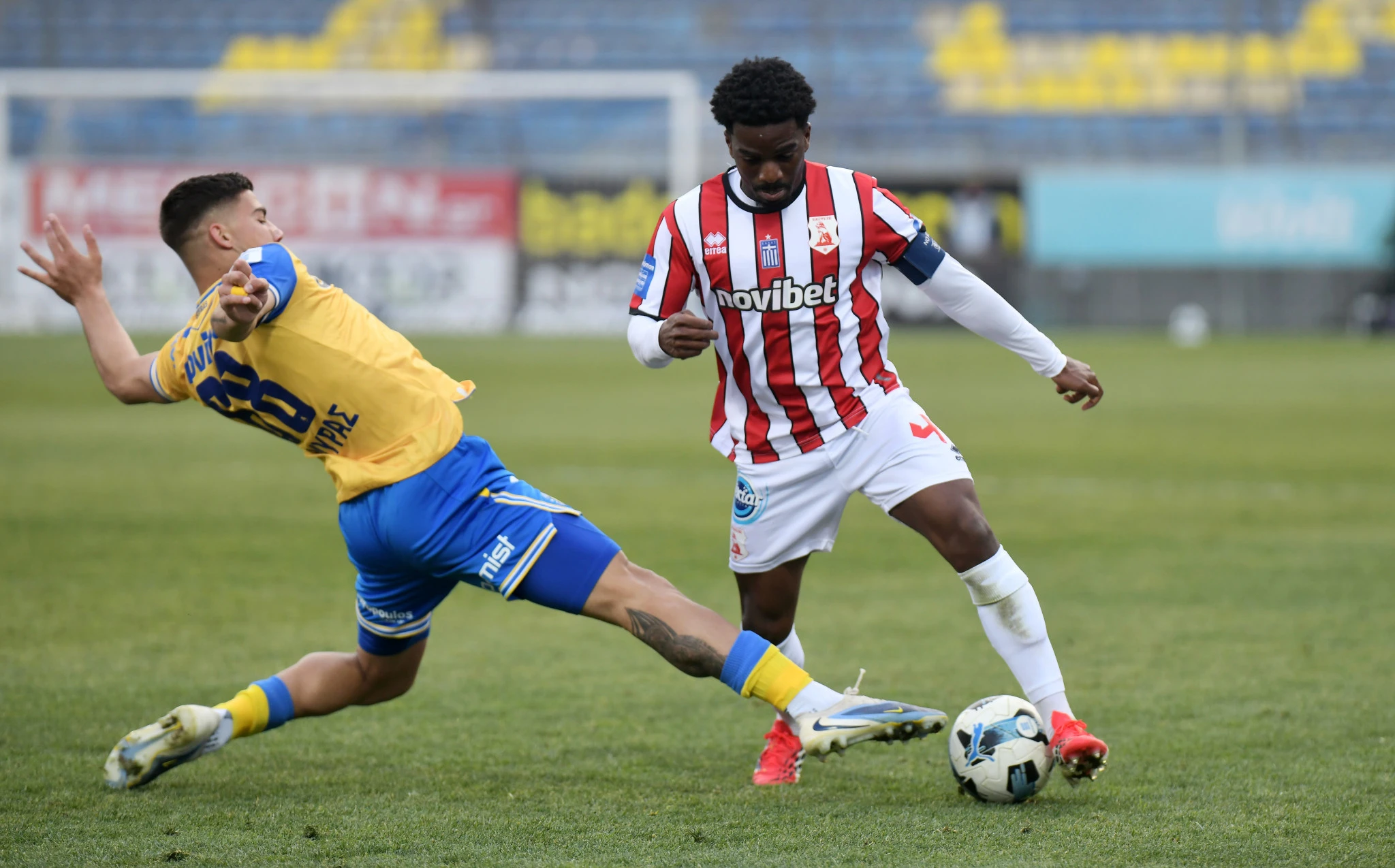 Ο&nbsp;Χρήστος Αλμύρας με την πρώτη ομάδα του Αστέρα AKTOR κόντρα στον Πανσερραϊκό / Πηγή: Intime