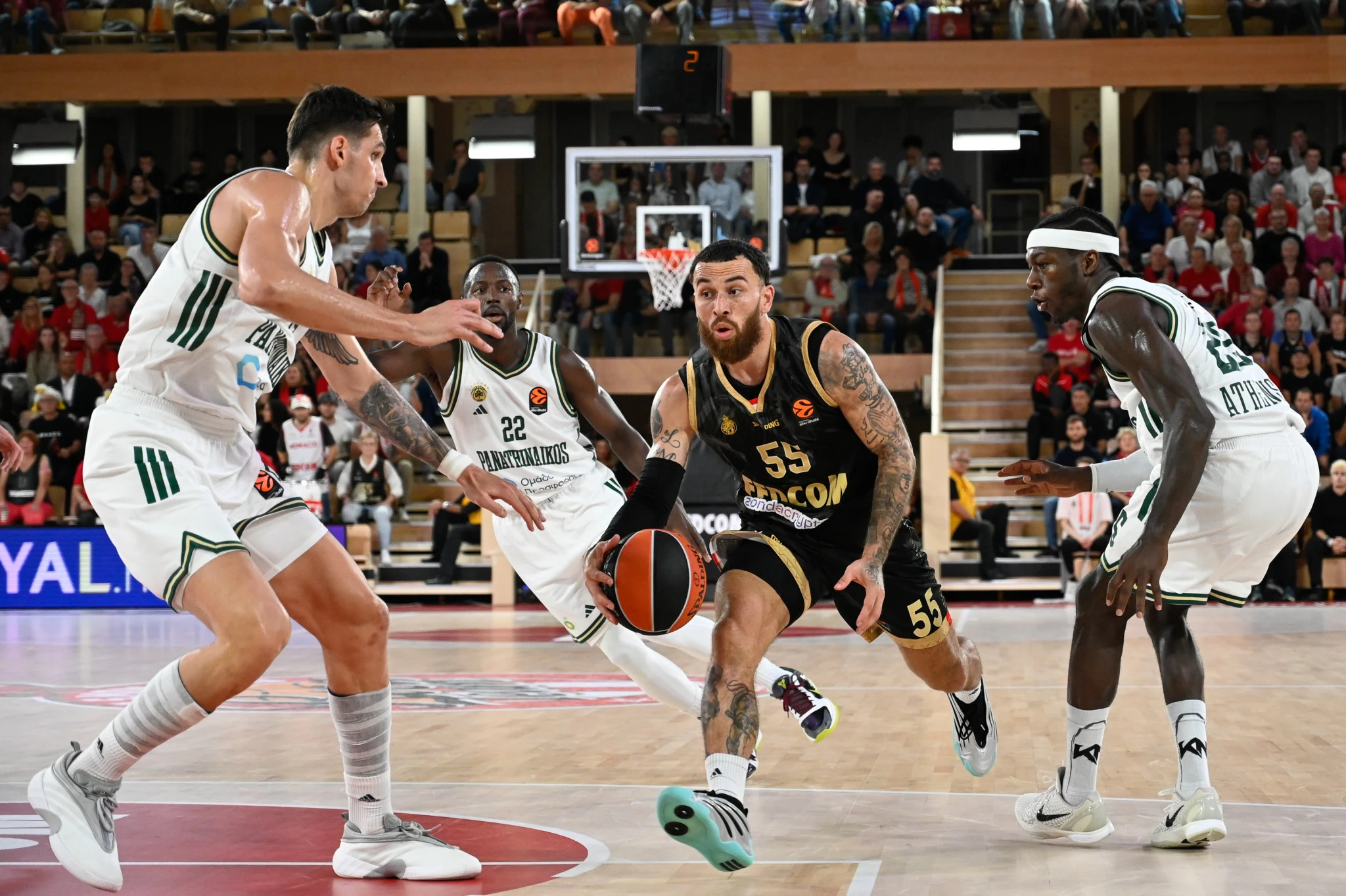 Ο Μάικ Τζέιμς ανάμεσα σε τρεις παίκτες του Παναθηναϊκού / Πηγή: Eurokinissi