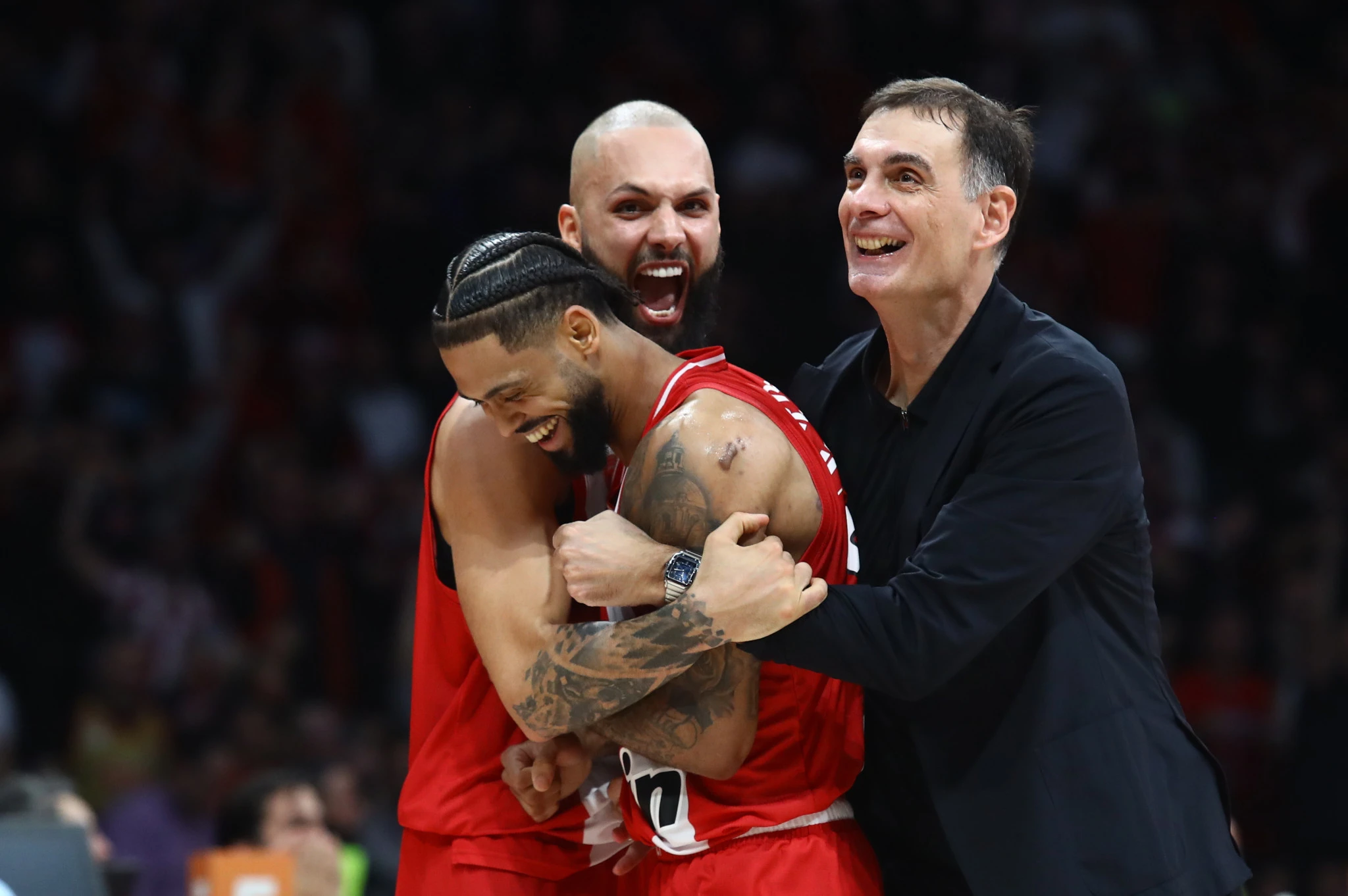 Ο Γιώργος Μπαρτζώκας συγχαίρει τον Τάιλερ Ντόρσεϊ, ο Εβάν Φουρνιέ έχει εκστασιαστεί / Πηγή: Eurokinissi