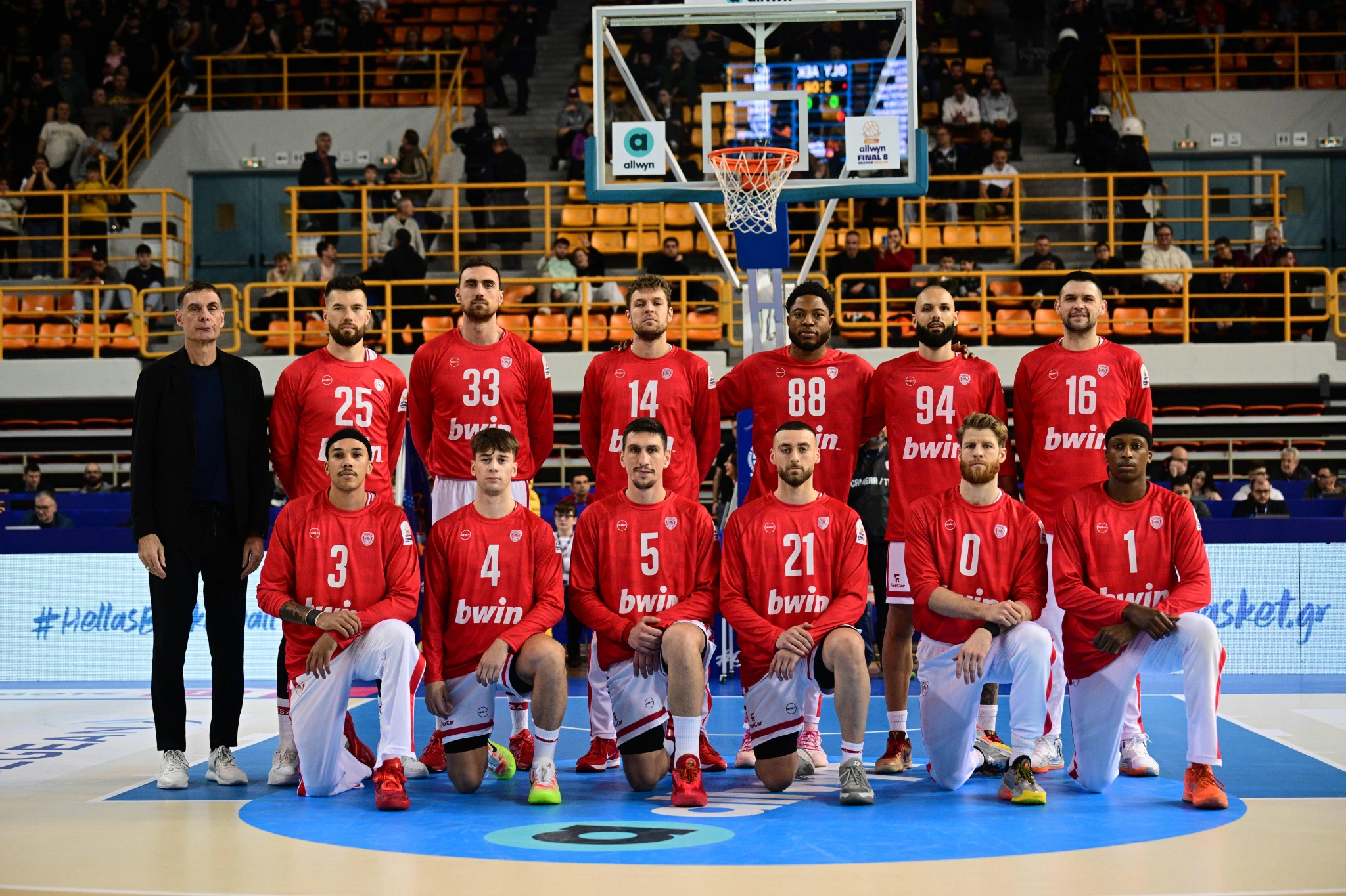Ομαδική φωτογραφία ορισμένων εκ των παικτών που «στρατολόγησε» φέτος ο κόουτς Μπαρτζώκας, ο οποίος στέκεται στο πλάι τους / Eurokinissi