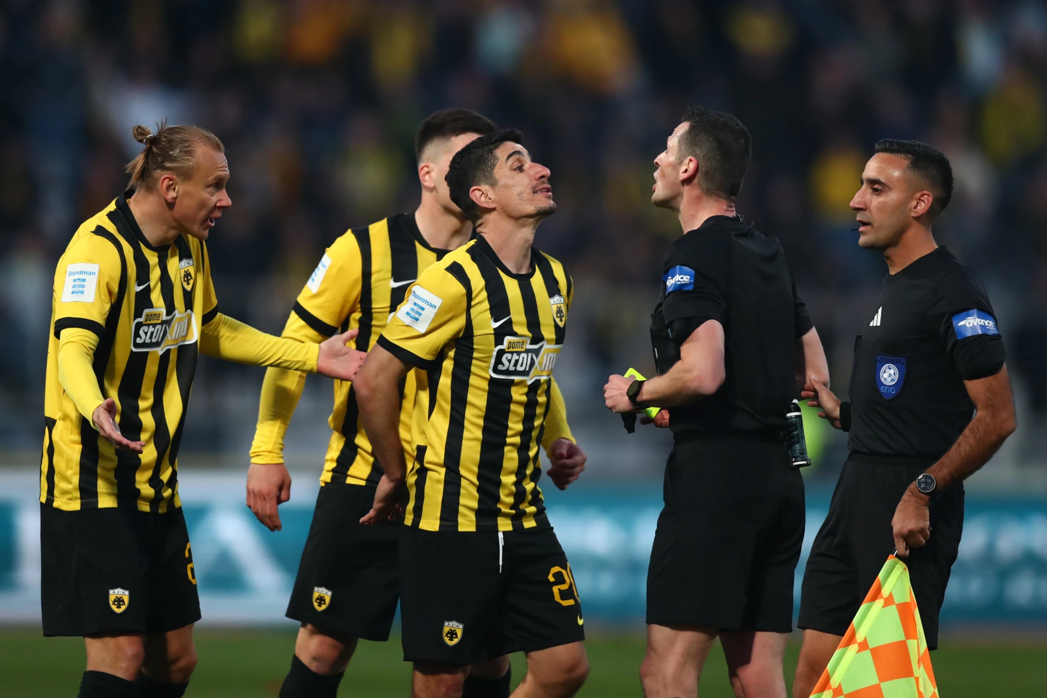 Οι παίκτες της ΑΕΚ διαμαρτύρονται στον Τσιμεντερίδη /Πηγή: Eurokinissi