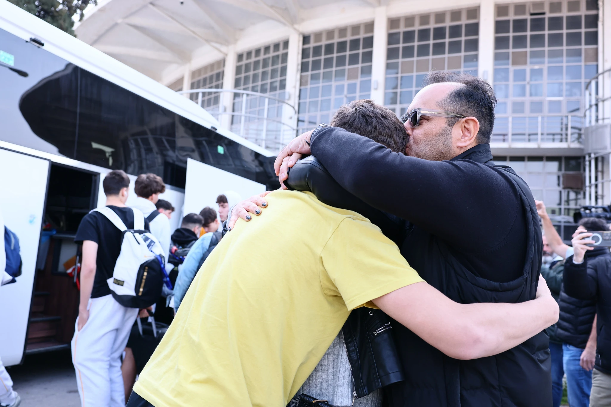 Αγκαλιές, φιλιά και συγκίνηση για τους αθλητές του «Θεού του Πολέμου» που επέστρεψαν στην συμπρωτεύουσα / Πηγή: Eurokinissi