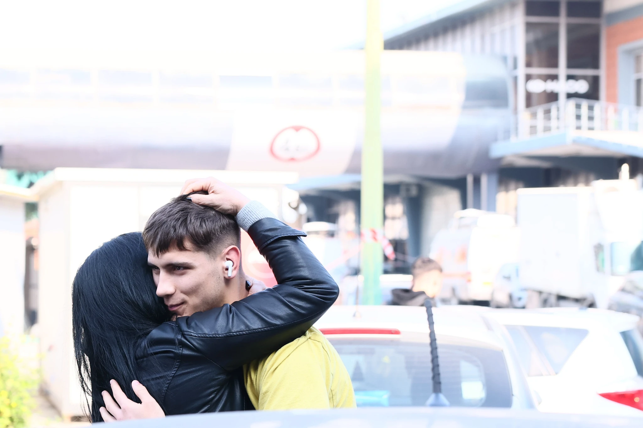 Οι αγκαλιές και η συγκίνηση στα πρόσωπα των οικογενειών των αθλητών του Άρη / Πηγή: Eurokinissi