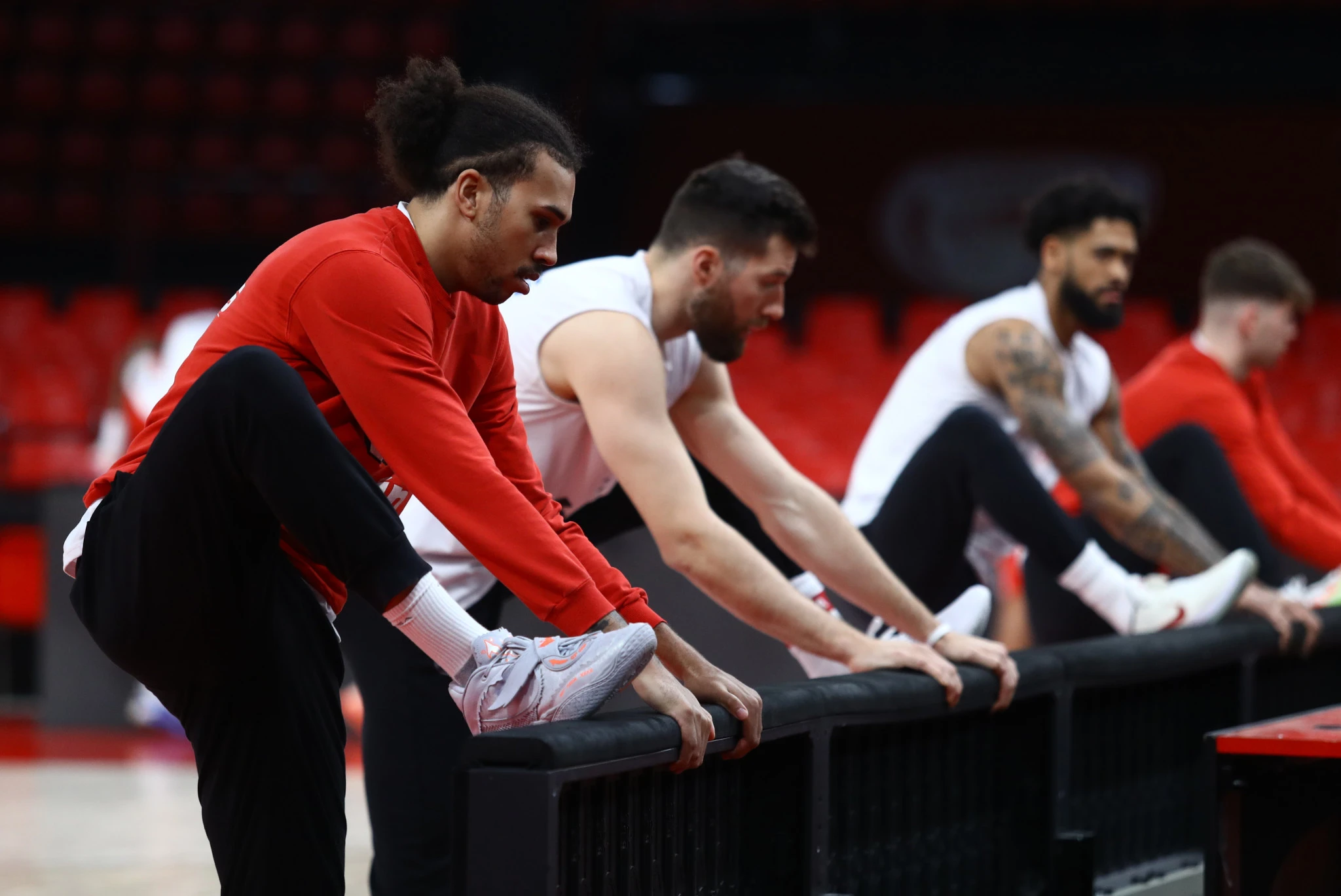 Γουόρντ και Πίτερς στο ζέσταμα του Ολυμπιακού - Πηγή: Eurokinissi