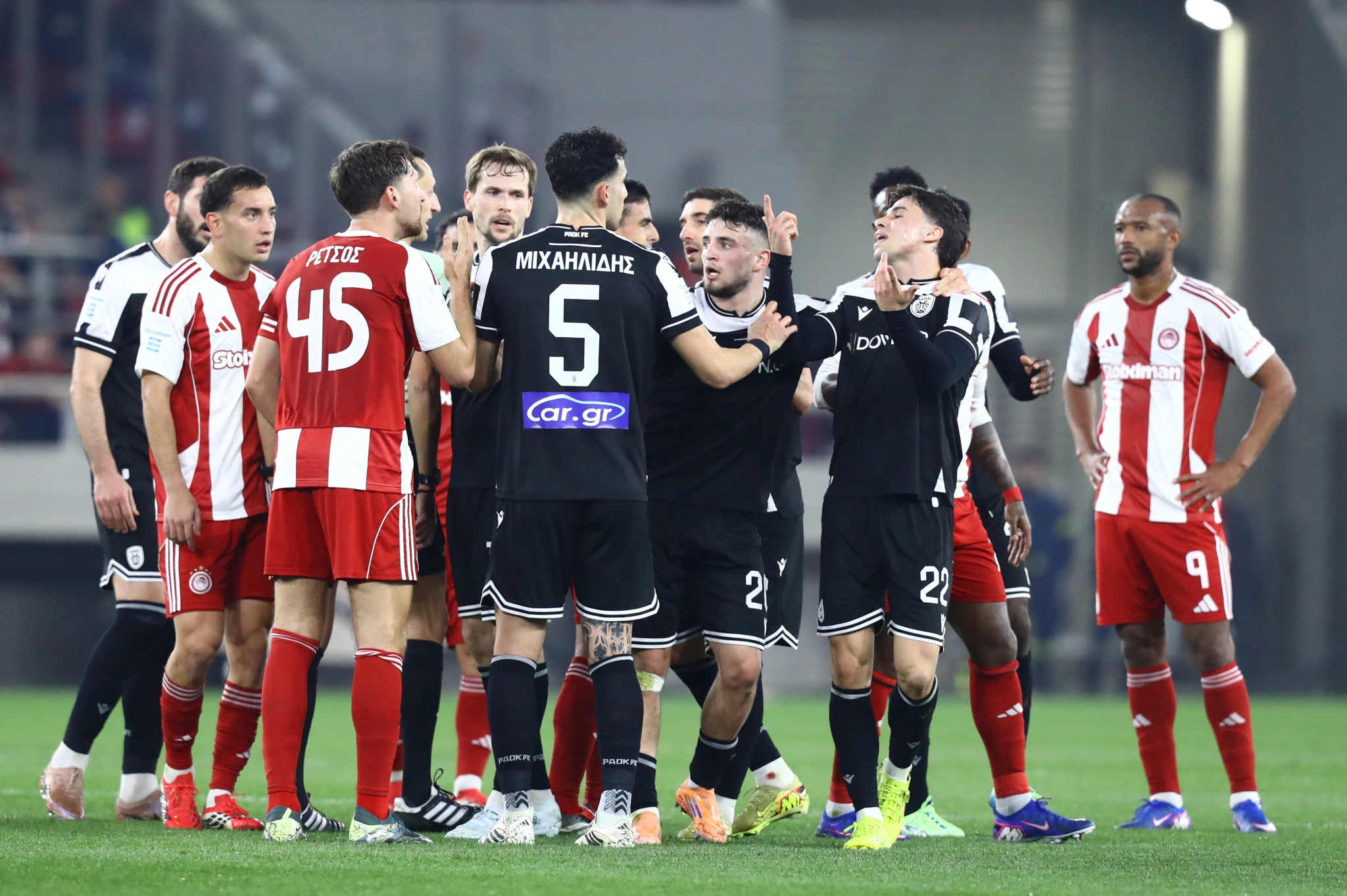 Ένταση στο ντέρμπι μεταξύ παικτών του Ολυμπιακού και του ΠΑΟΚ / Πηγή: Eurokinissi