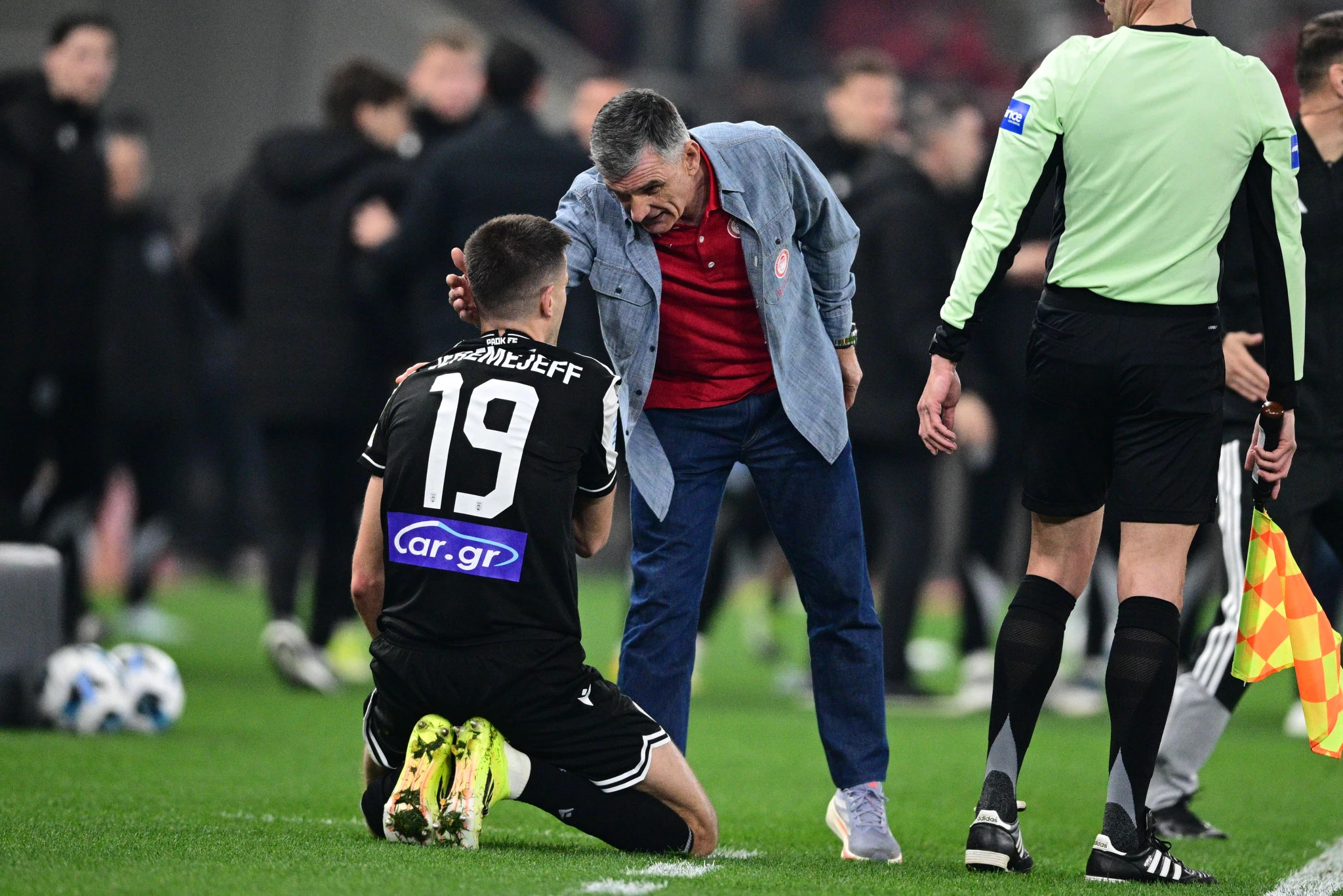 Ο Χοσέ Λουίς Μεντιλίμπαρ με το... πατρικό χάδι στον πεσμένο Αλεξάντερ Γερεμέγεφ / Πηγή: Eurokinissi