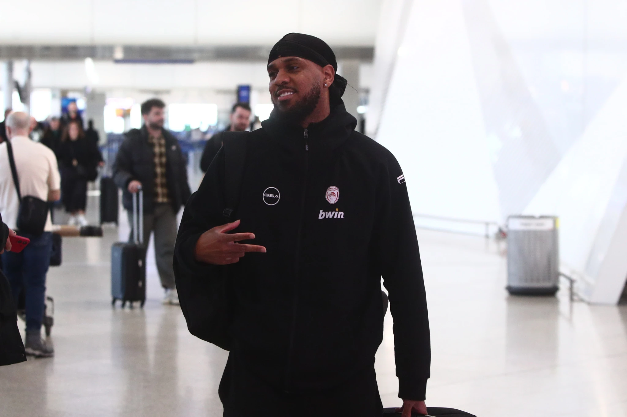 Ο Μόντε Μ΄όρις κατά την αναχώρηση της ομάδας του Ολυμπιακού - Πηγή: Eurokinissi