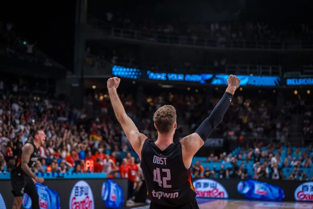 H στιγμή που ο Ανρέας Ομπστ συνειδητοποίησε ότι η Γερμανία κατέκτησε το EuroBasket 2025 / FIBA BASKETBALL PHOTOS