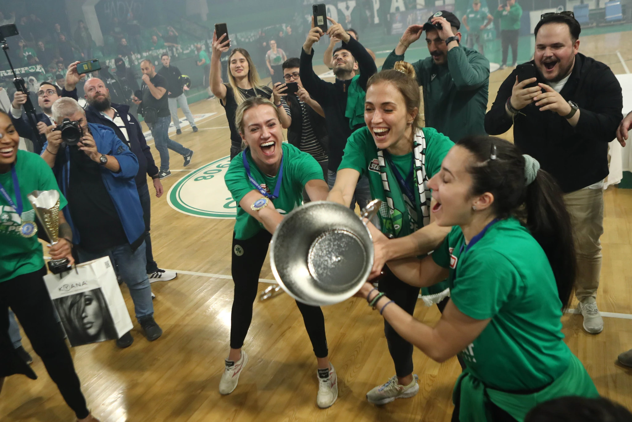 Μάρετ Γκρότους, Αθηνά Παπαφωτίου και Πέννυ Ρόγκα πανηγυρίζουν την κατάκτηση του πρωταθλήματος της Volley League Γυναικών της σεζόν 2023/24 / Πηγή: Eurokinissi