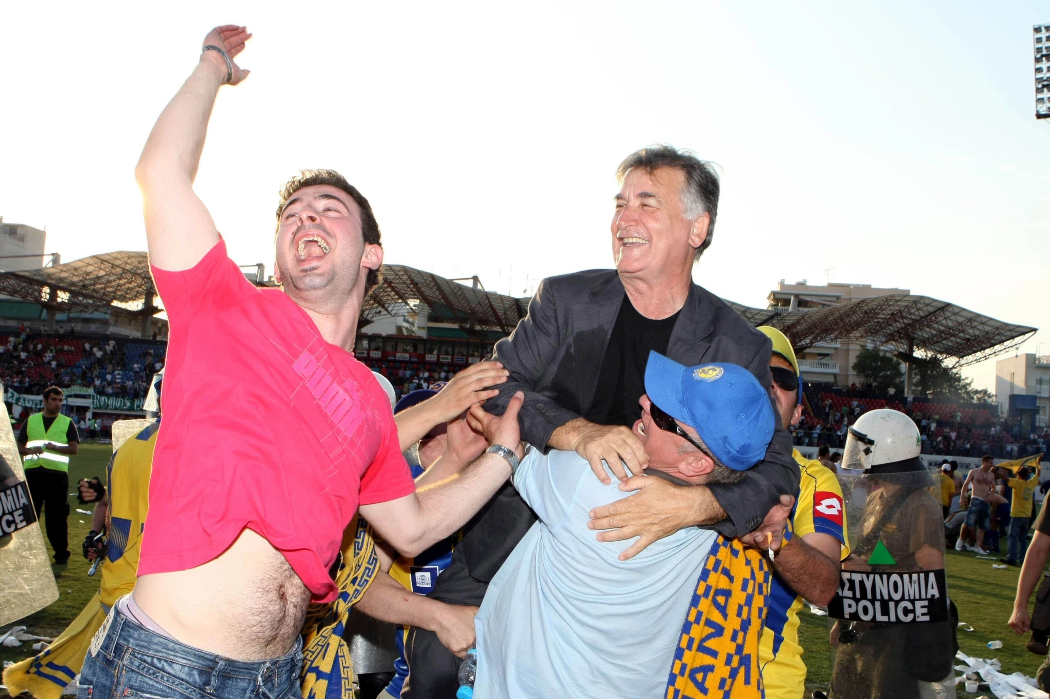 Ο Φώτης Κωστούλας πνίγεται στις αγκαλιές των οπαδών