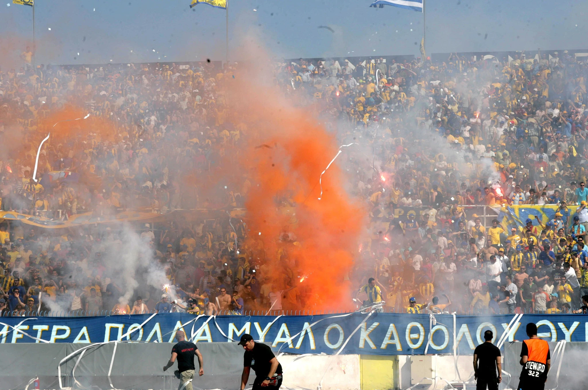 «Χιλιόμετρα πολλά, μυαλό καθόλου», ανέφερε το πανό των οπαδών του Παναιτωλικού