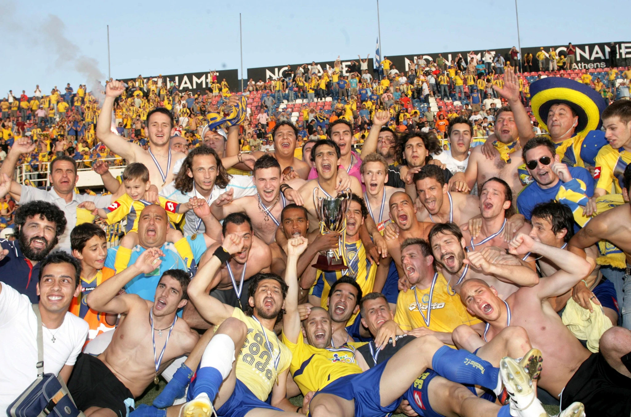 Οι ποδοσφαιριστές του Παναιτωλικού πανηγυρίζουν την άνοδο στη Β