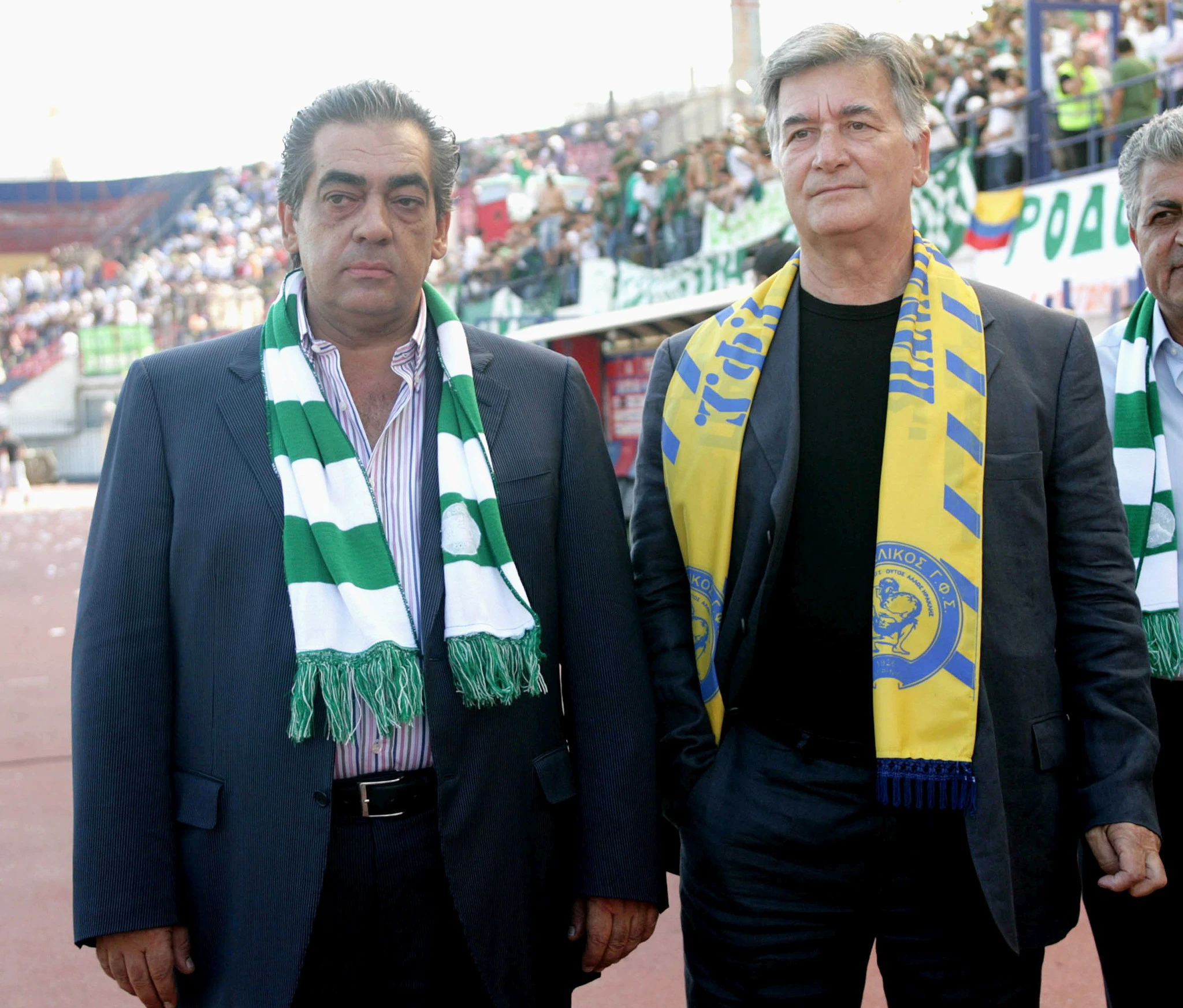 Ο πρόεδρος του Παναιτωλικού, Φώτης Κωστούλας με τον ομόλογό του της Ρόδου, Τώνη Μαρτίνη πριν την έναρξη του μπαράζ