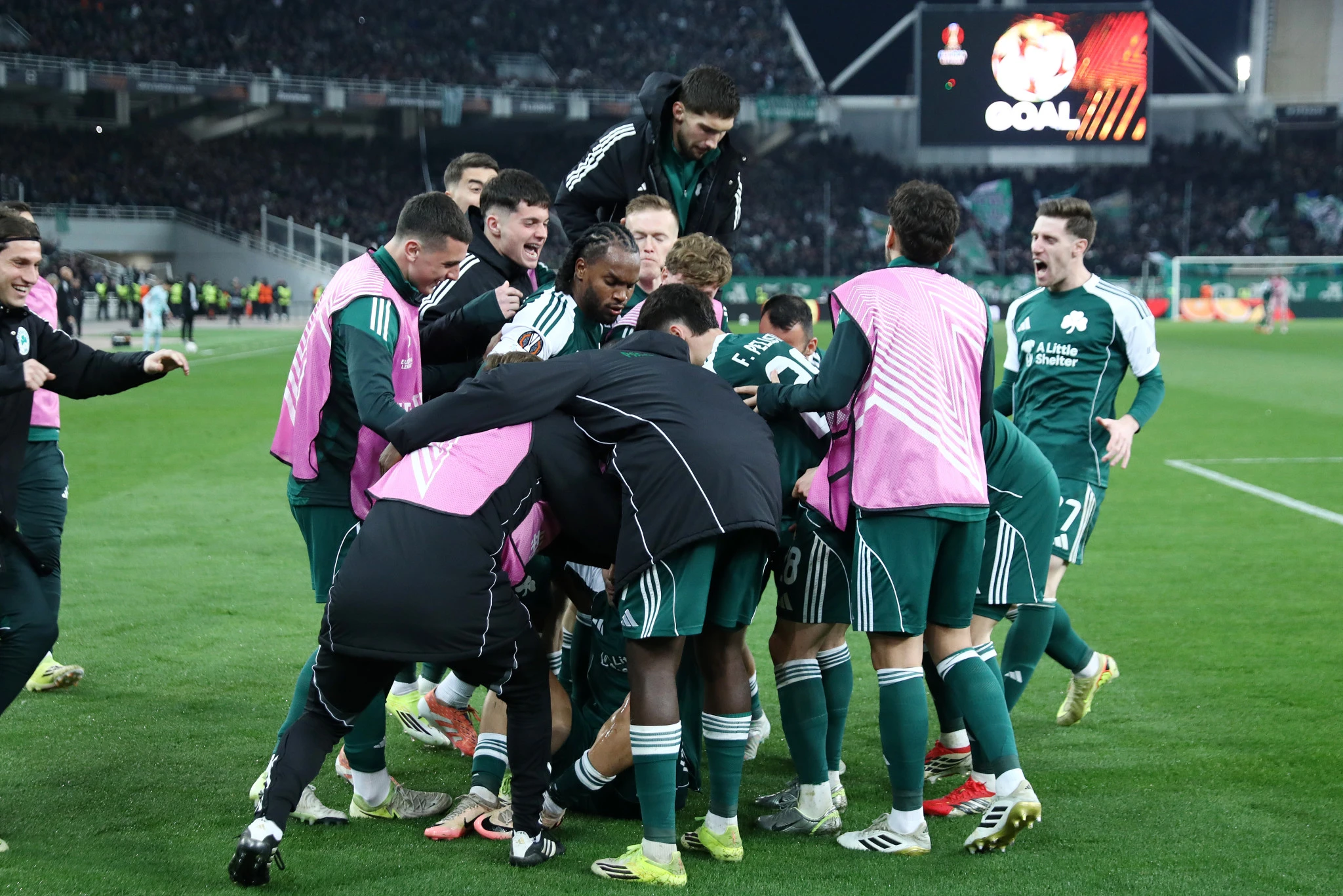 Οι πανηγυρισμοί για το γκολ του Βισέντε Ταμπόρδα που δίνει στον Παναθηναϊκό ένα μικρό προβάδισμα - ΠΗΓΗ: ΙΝΤΙΜΕ