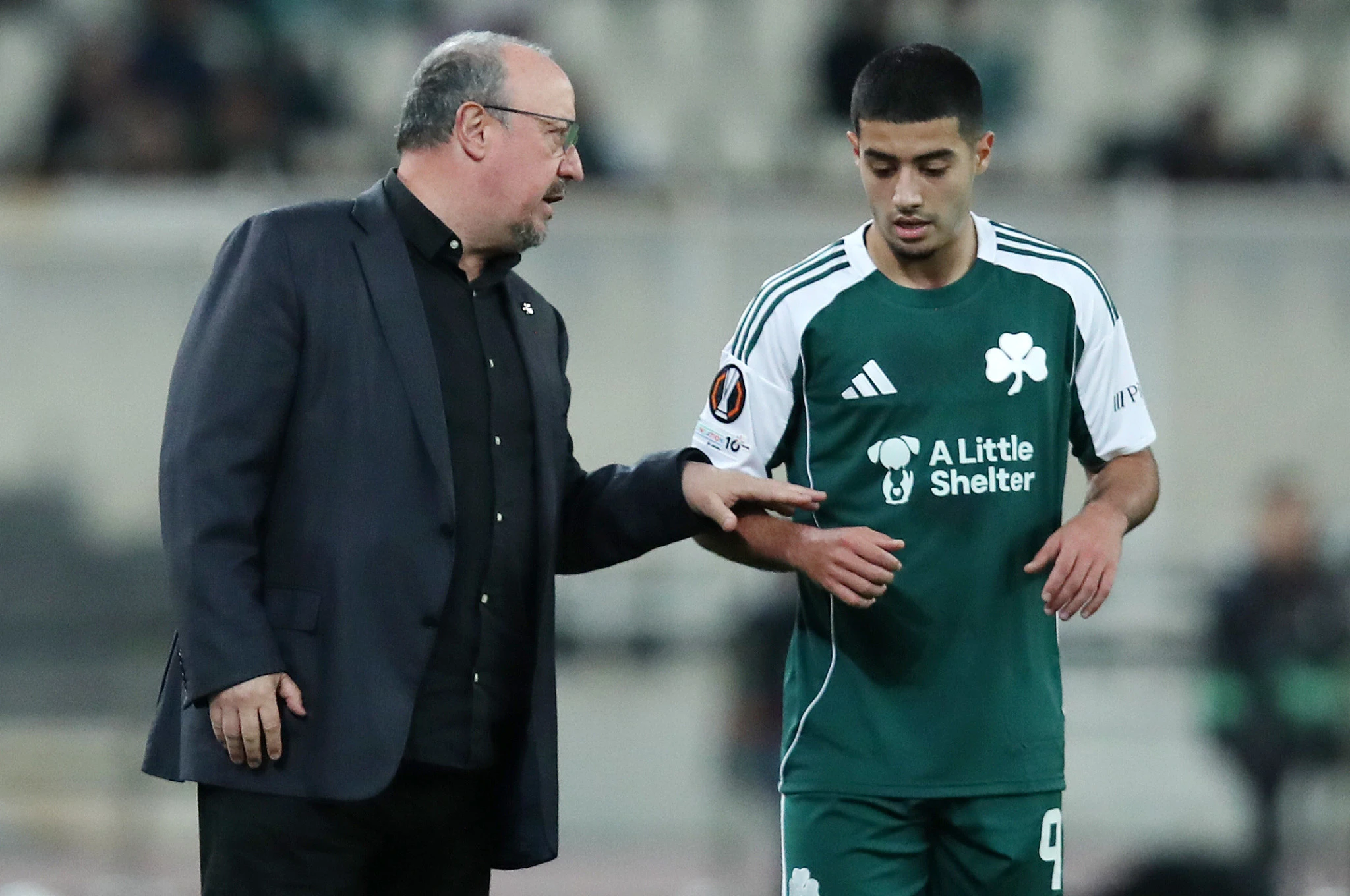 Ο Ράφα Μπενίτεθ με τον Ανάς Ζαρουρί σε στιγμιότυπο από τον πρώτο αγώνα με την Πλζεν - ΠΗΓΗ: ΙΝΤΙΜΕ