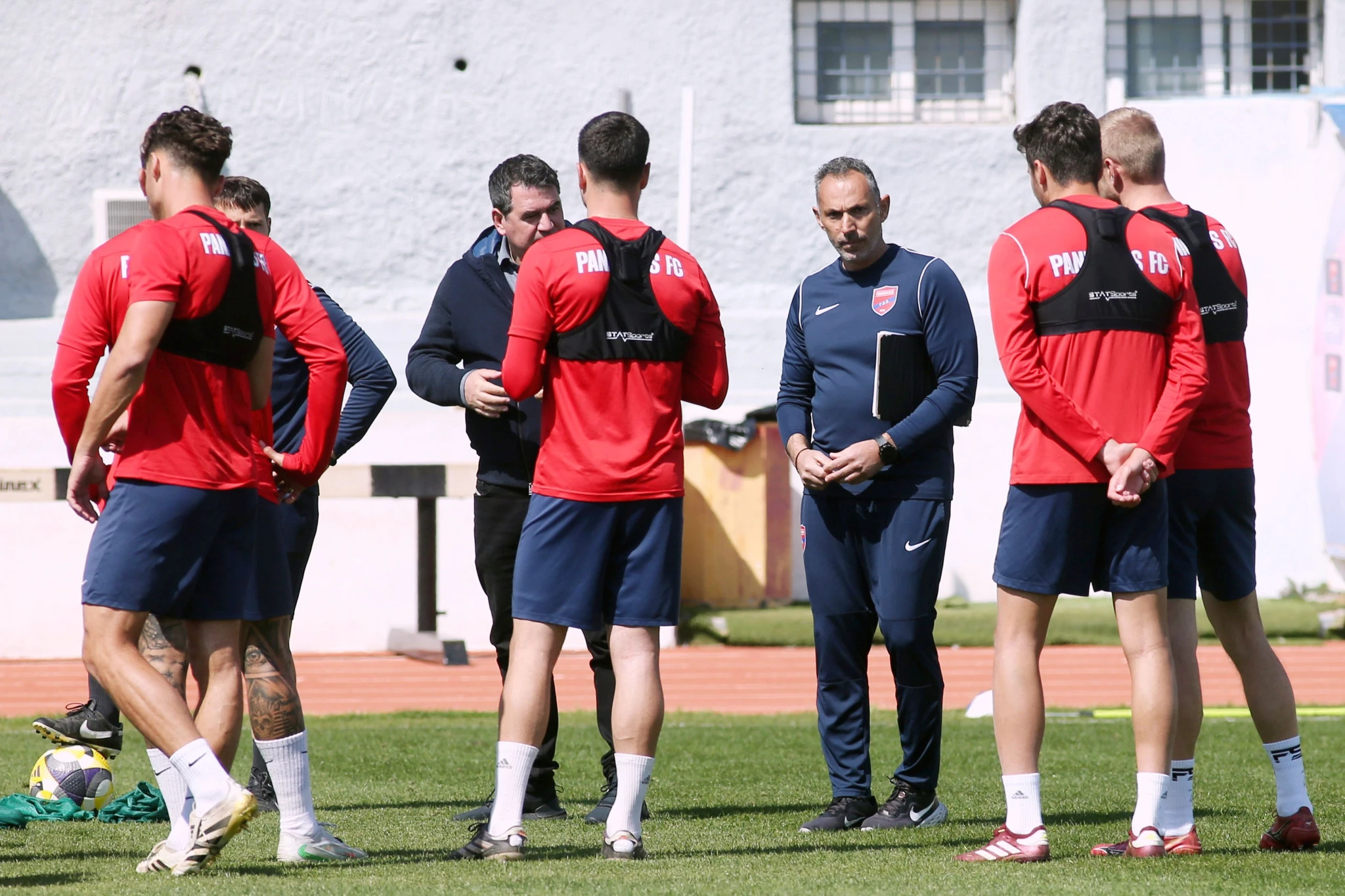 Ο Κώστας Ρούπτσος έδωσε το «παρών» στην προπόνηση του Πανιωνίου και μίλησε στους ποδοσφαιριστές / Πηγή: Intime