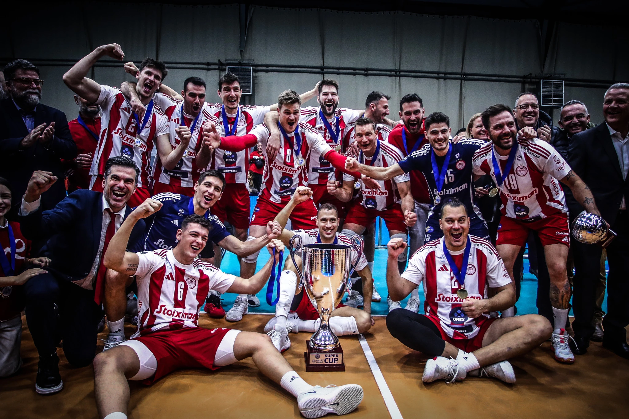 Η ομάδα του Ολυμπιακού με το τρόπαιο του Super Cup της σεζόν 2025/26 / Πηγή: Eurokinissi