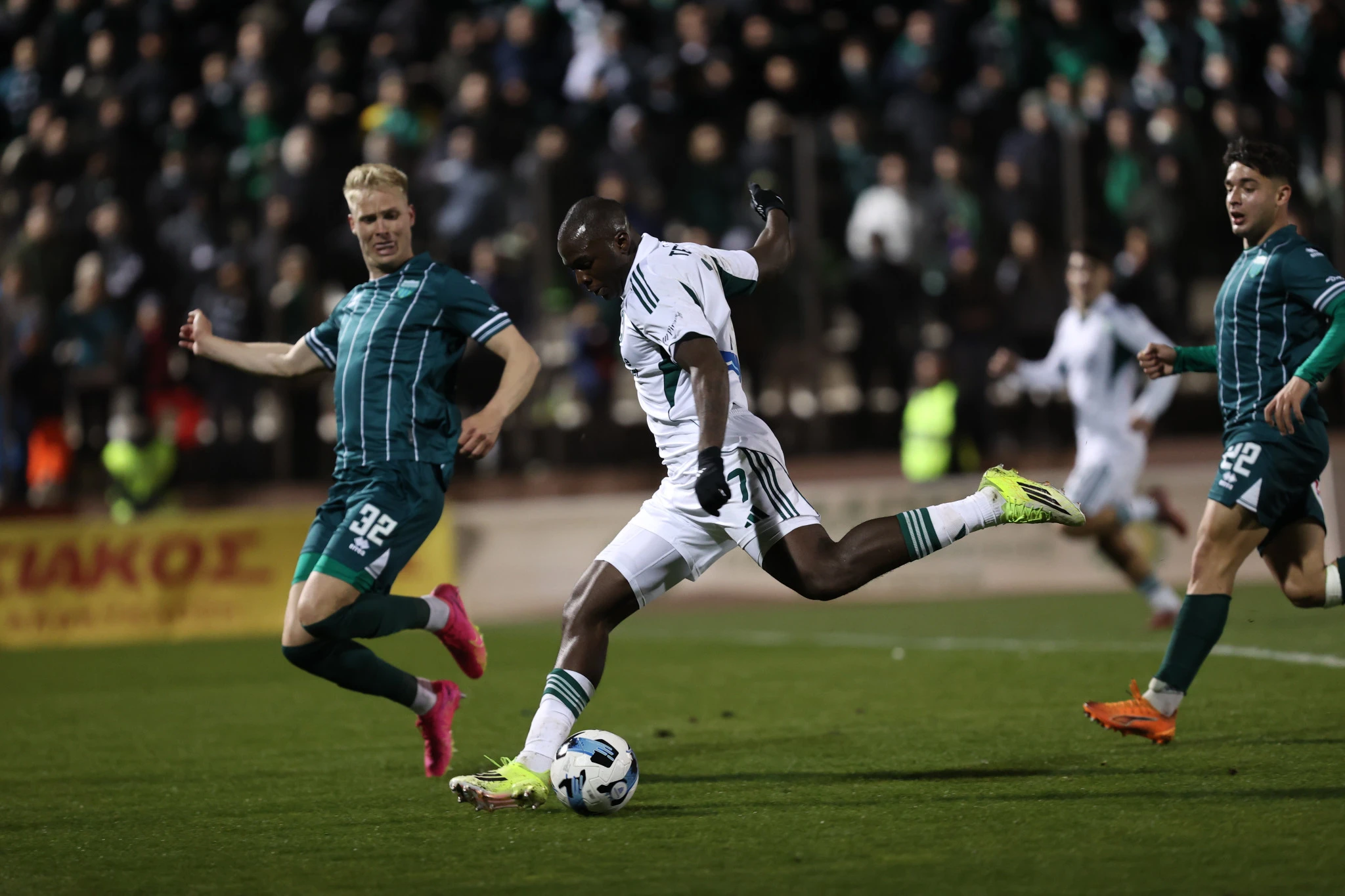 Ο Ανδρέας Τεττέη σε ΄άλλη μία επίθεσή του απ