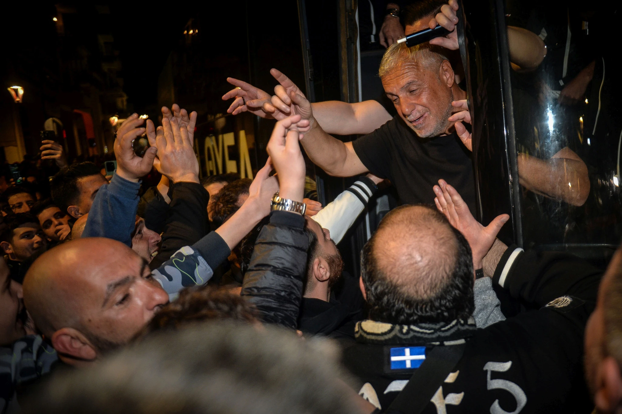 Ο Αλέκος Βοσνιάδης αποθεώνεται από τους οπαδούς της Καλαμάτας μετά την κατάκτηση της ανόδου / Πηγή: Eurokinissi