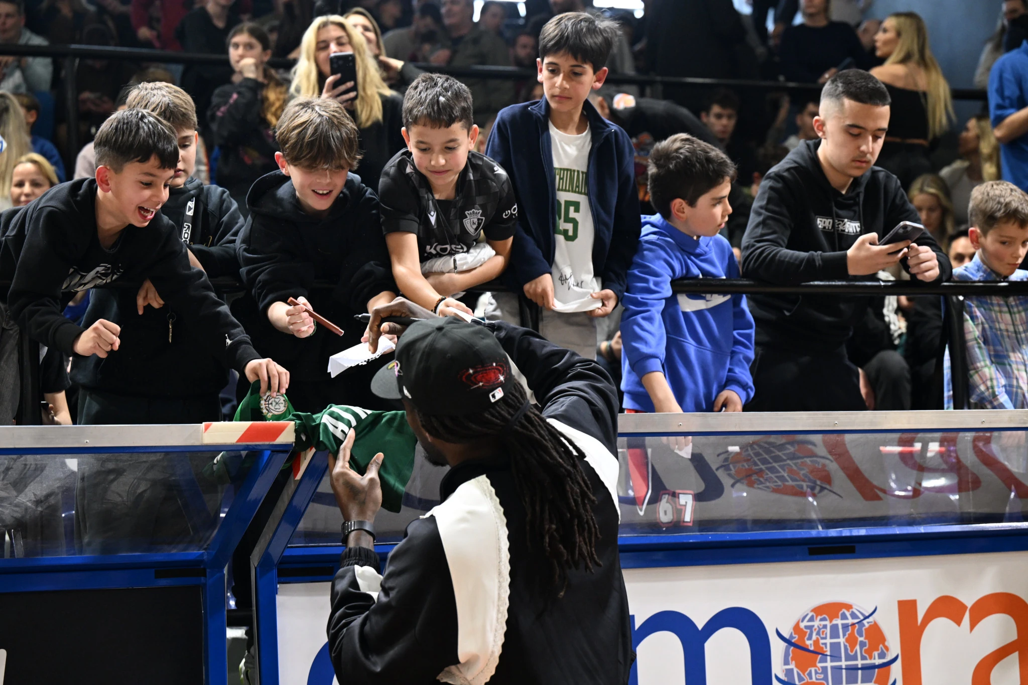 Ο Ματίας Λεσόρ υπογράφει φανέλες στο γήπεδο του Πανιωνίου, Πηγή: Vaggelis Stolis