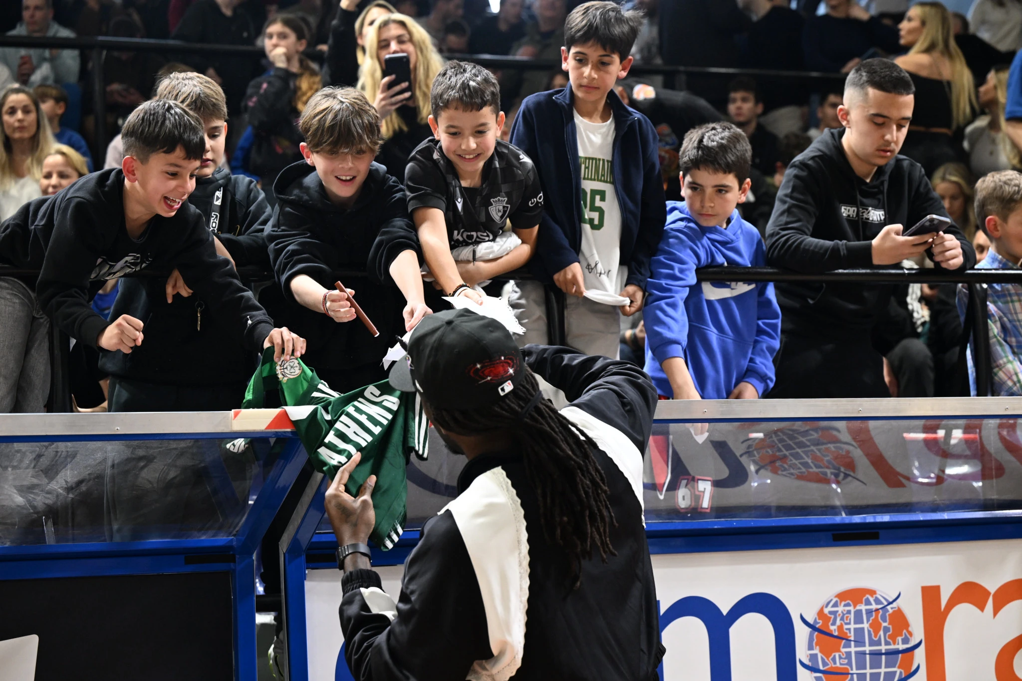 Ο Ματίας Λεσόρ υπογράφει φανέλες στο γήπεδο του Πανιωνίου, Πηγή: Vaggelis Stolis