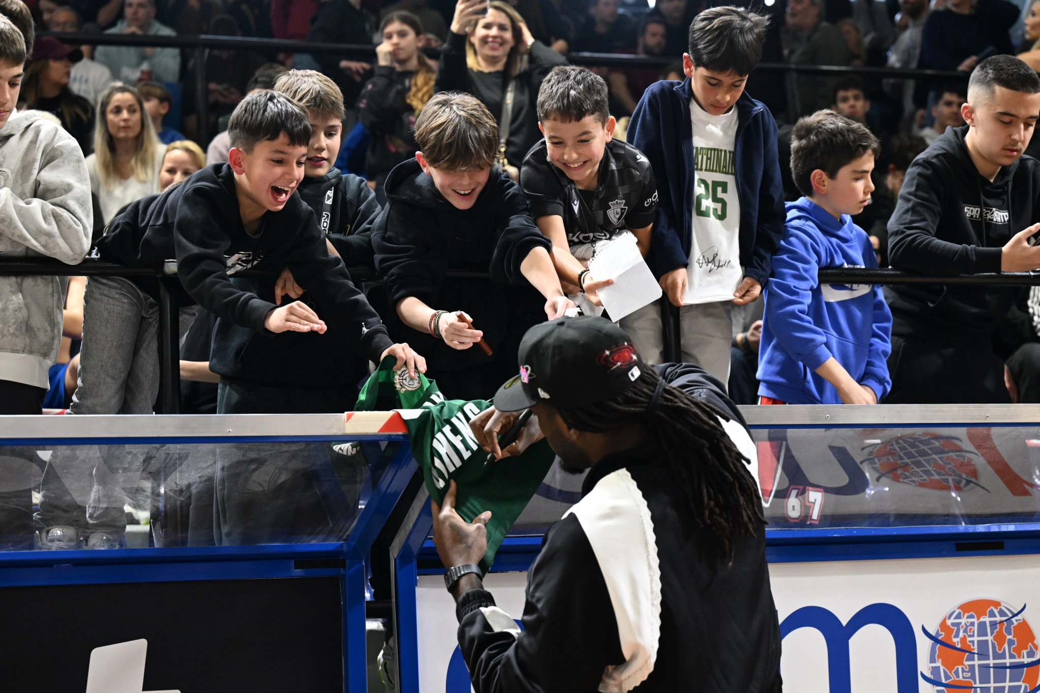 Ο Ματίας Λεσόρ υπογράφει φανέλες στο γήπεδο του Πανιωνίου, Πηγή: Vaggelis Stolis