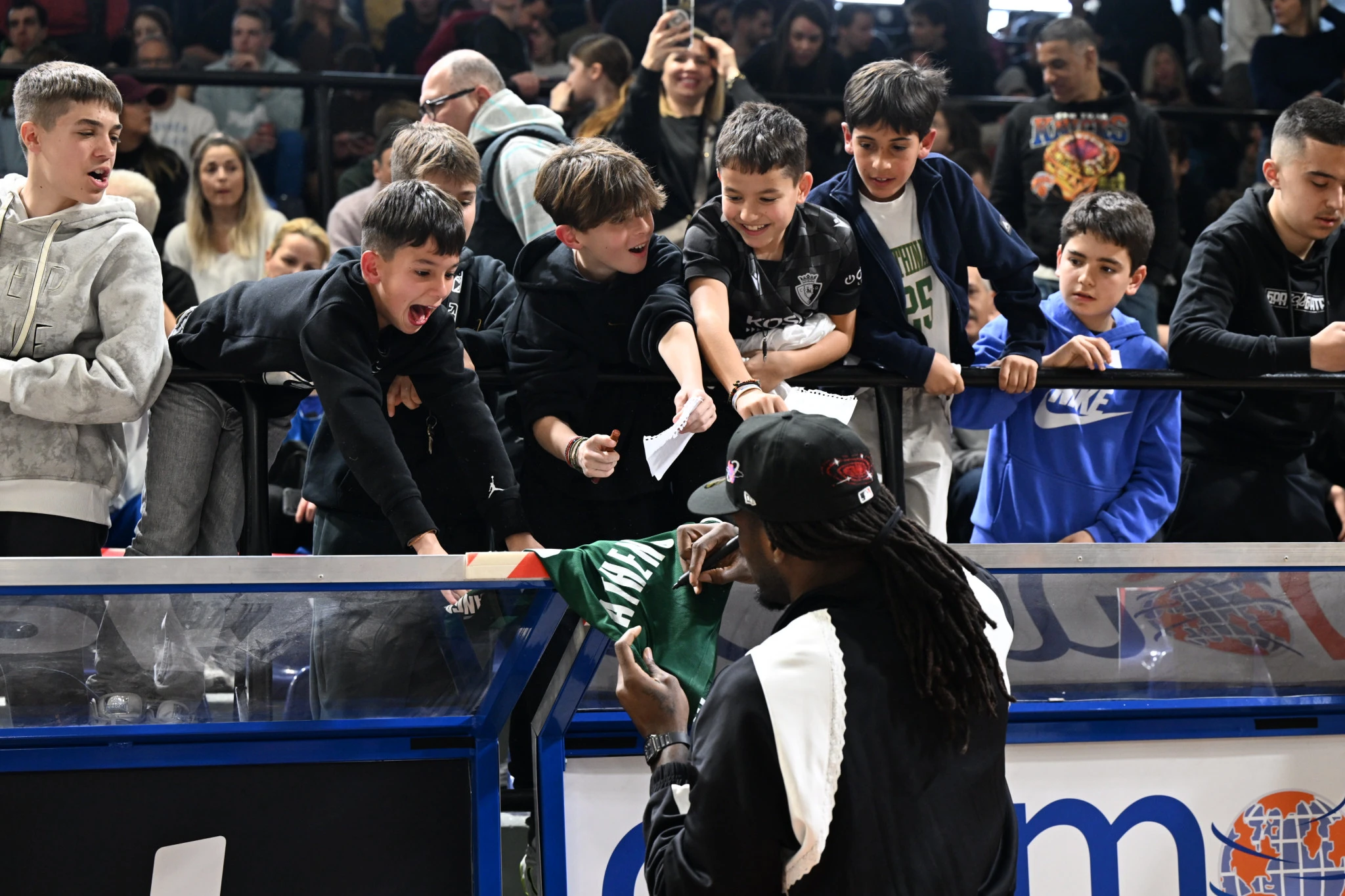 Ο Ματίας Λεσόρ υπογράφει φανέλες στο γήπεδο του Πανιωνίου, Πηγή: Vaggelis Stolis