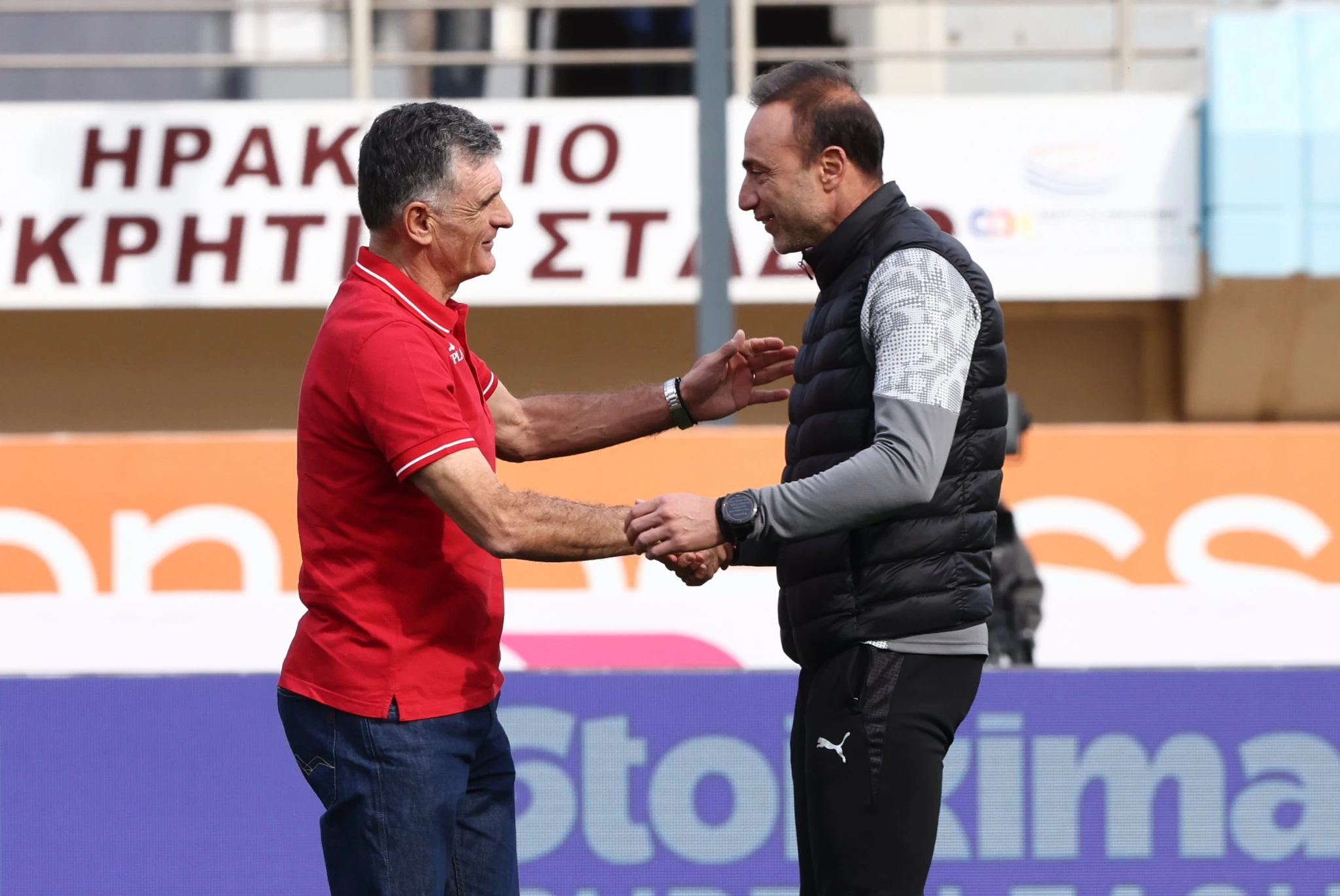 Μεντιλίμπαρ και Κόντης τα λένε πριν την έναρξη του ΟΦΗ - Ολυμπιακός / Πηγή: Intime