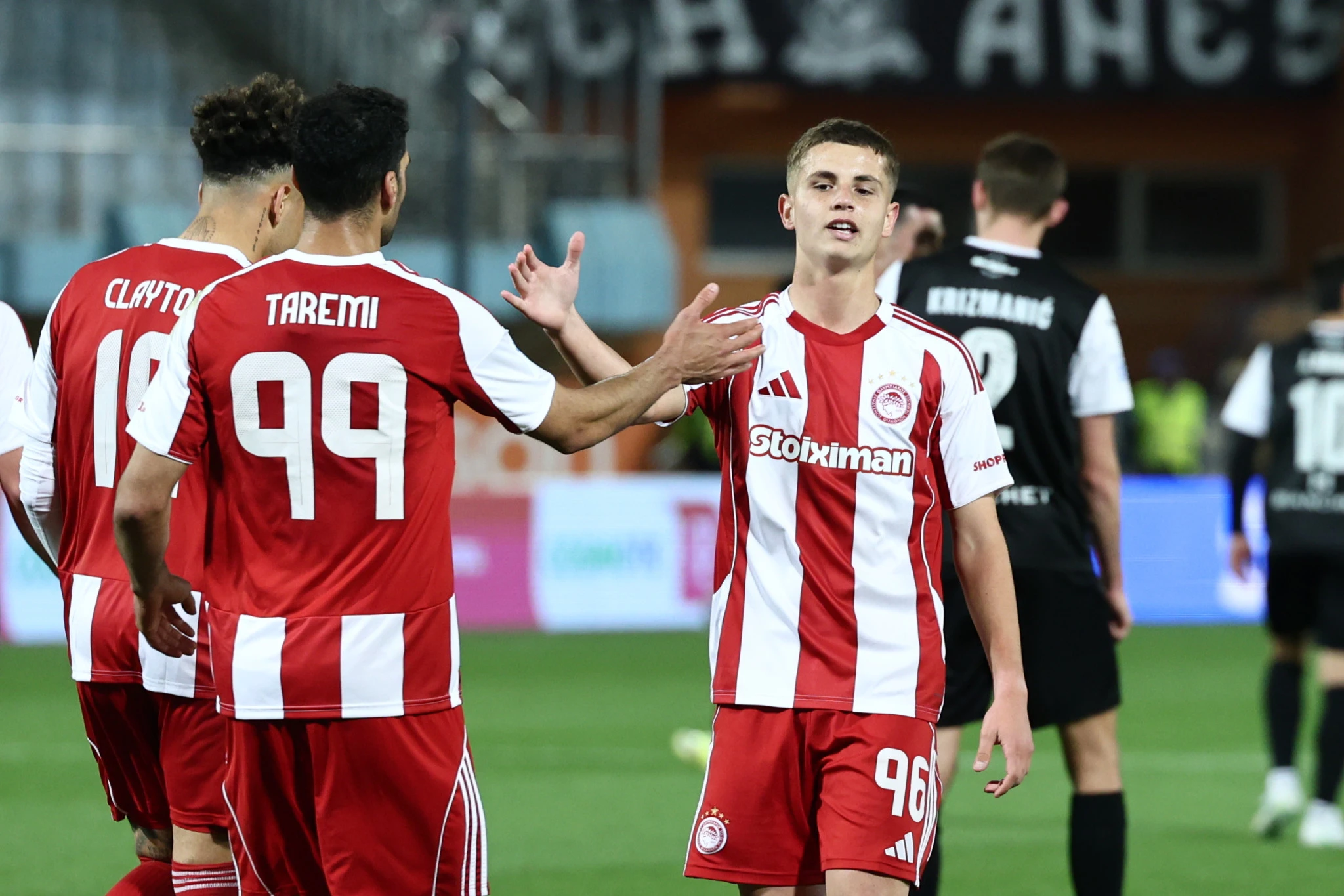 Ο Χρήστος Μουζακίτης πανηγυρίζει το πρώτο του γκολ στην σεζόν 2025/26 με τον Ολυμπιακό / Πηγή: InTime