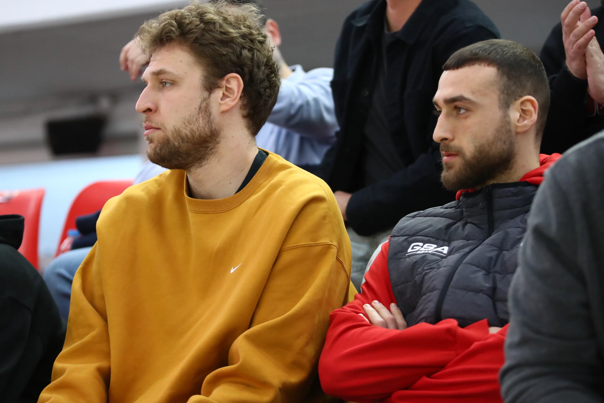 Σάσα Βεζένκοφ και Όμηρος Νετζήπογλου βλέπουν ντέρμπι «αιωνίων» στο πόλο / πηγή: intime