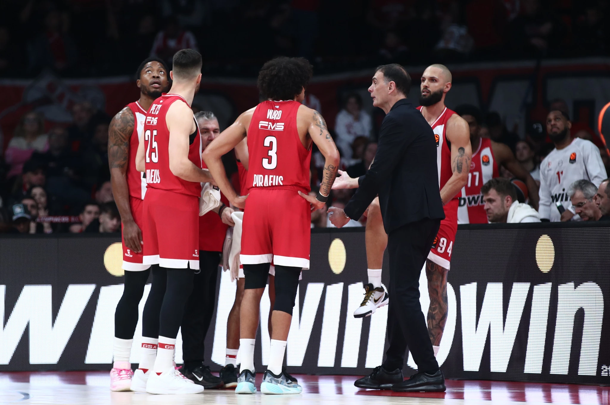 Έντονα τα είπε στους παίκτες του ο Γιώργος Μπαρτζώκας σε τάιμαουτ του Ολυμπιακού, Πηγή: Intime