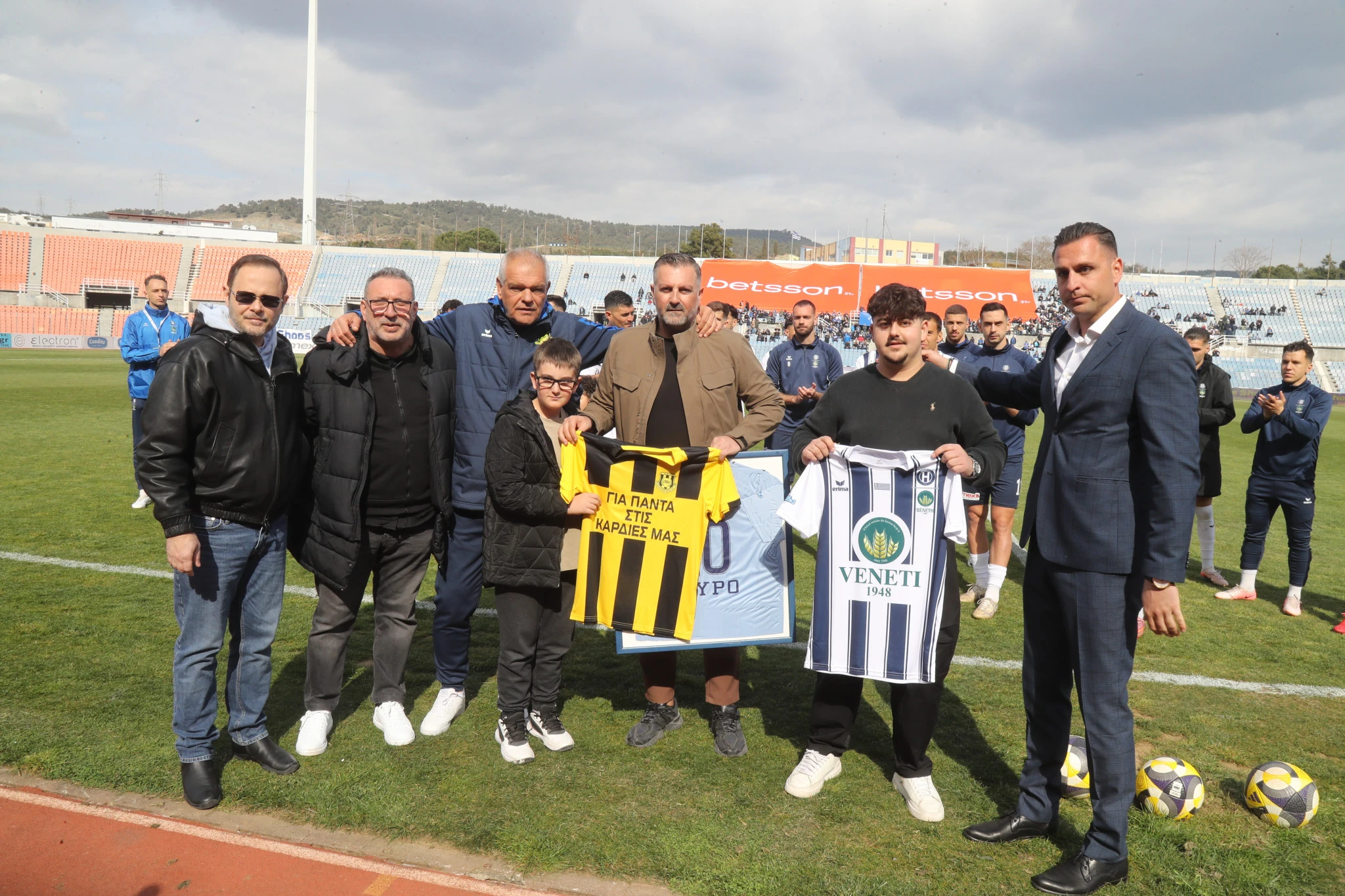 Η Αναγέννηση Καρδίτσας παρέδωσε φανέλα στην μνήμη του Παύλου Μυροφορίδη / Πηγή: Intime