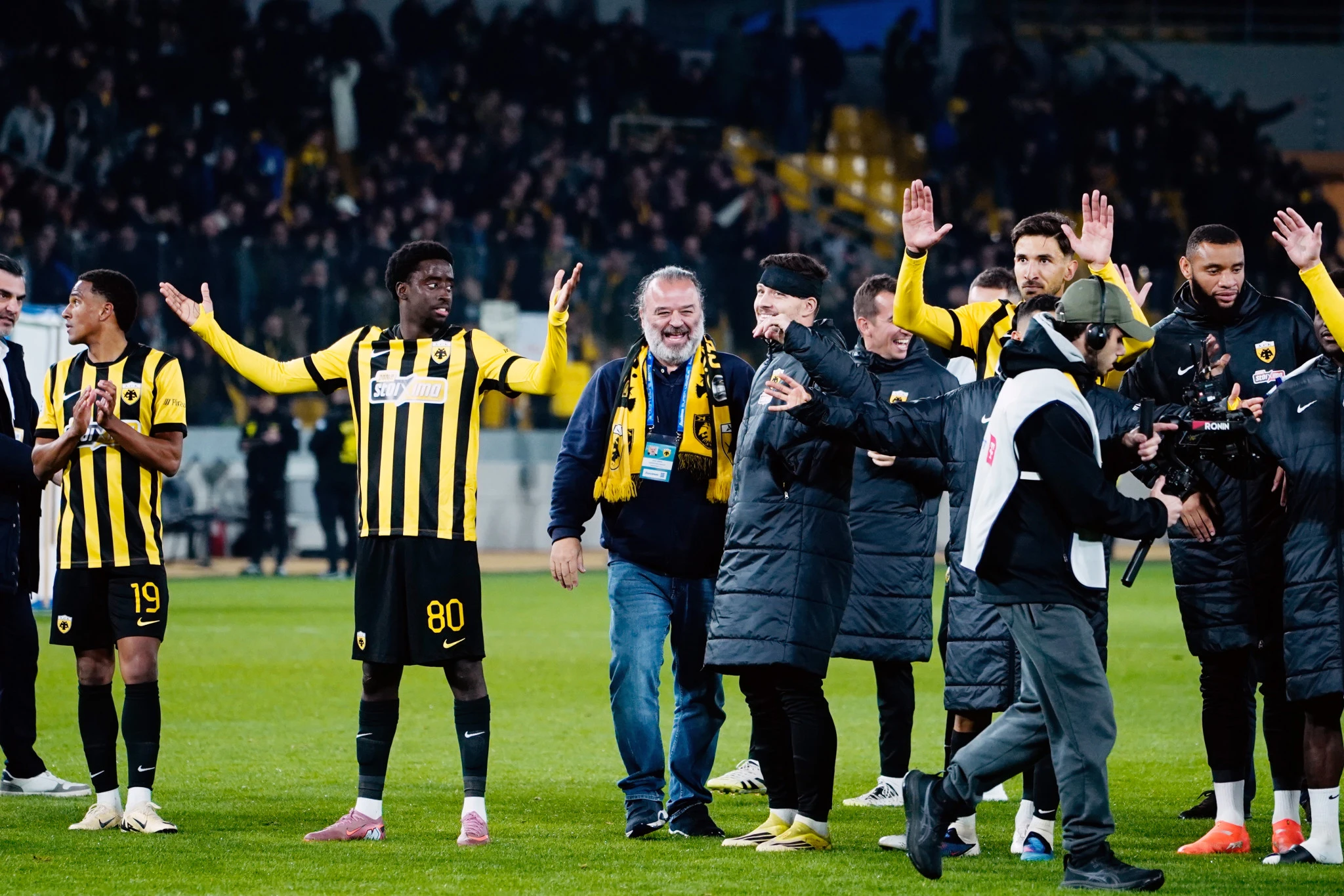 Η στιγμή που οι παίκτες της ΑΕΚ έμαθαν για τις γκέλες του Ολυμπιακού και του ΠΑΟΚ / Πηγή: Intime