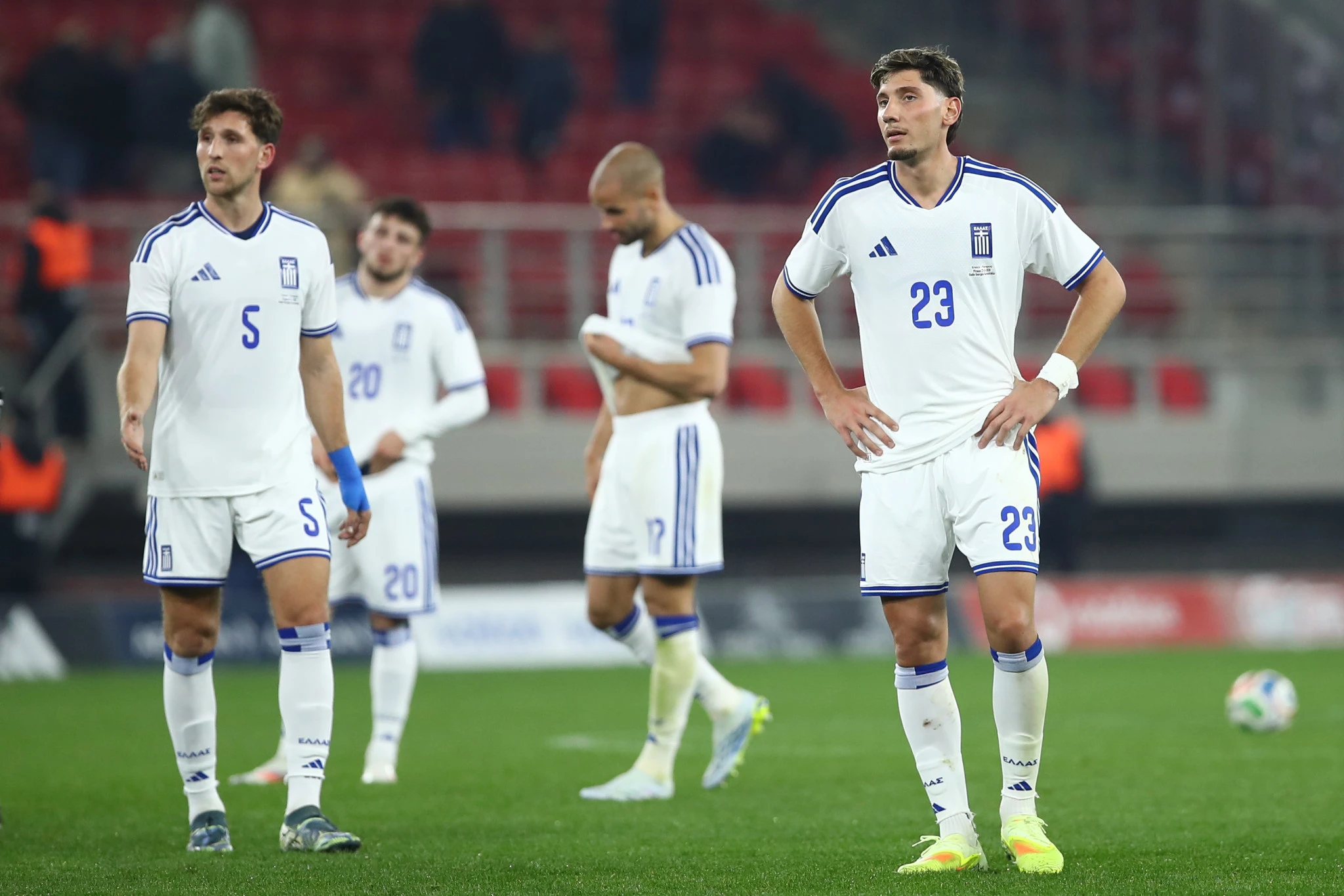 Ο Παναγιώτης Ρέτσος, ο Νεκτάριος Τριάντης, Παντελής Χατζηδιάκος και ο Χρήστος Ζαφείρης μετά την ήττα της Εθνικής Ελλάδας από την Παραγουάη / Πηγή: Intime