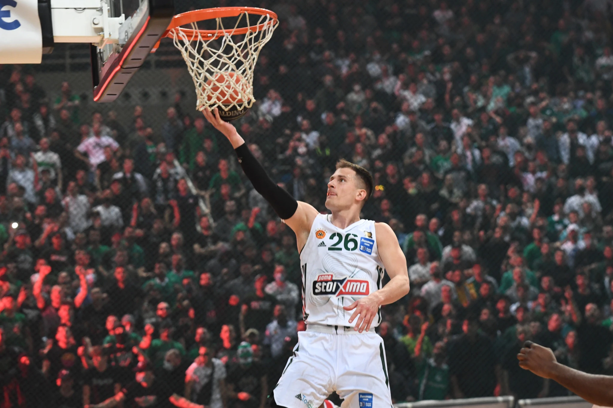 Ο Νεμάνια Νέντοβιτς σκοράρει μπροστά στην κερκίδα του Παναθηναϊκού / Πηγή: Eurokinissi