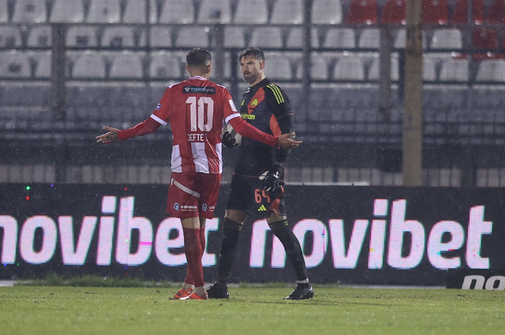 Η φάση που ο Ντραγκόφκσι αποβλήθηκε στο παιχνίδι Πανσερραϊκός - Παναθηναϊκός τον Γενάρη του 2025 / Πηγή: Eurokinissi