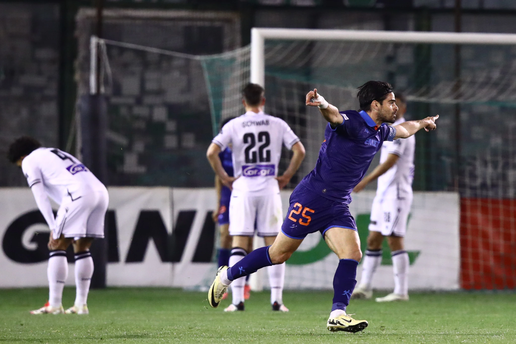 Ο Λουκίνας πανηγυρίζει το γκολ του κόντρα στον ΠΑΟΚ/Eurokinissi