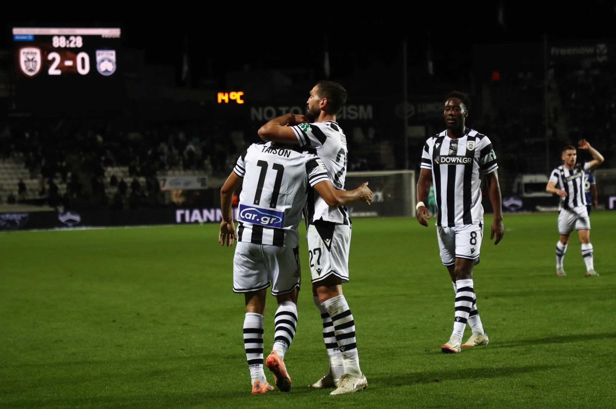 Η αγκαλιά του Οζντόεφ στον Τάισον/Eurokinissi