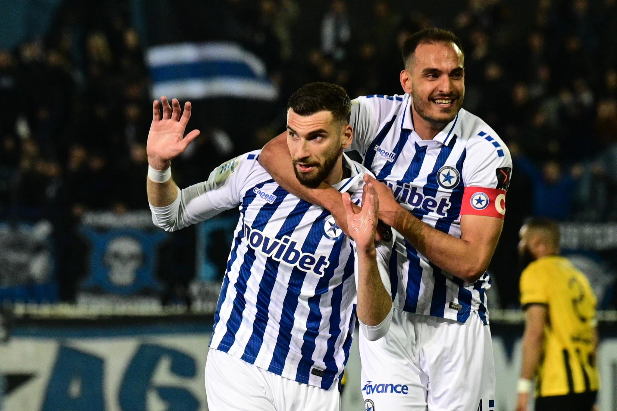 Ο Δημήτρης Σταυρόπουλος πανηγυρίζει με τον Σίμο Μήτογλου το 1-0 κόντρα στην ΑΕΚ / Πηγή: Eurokinissi