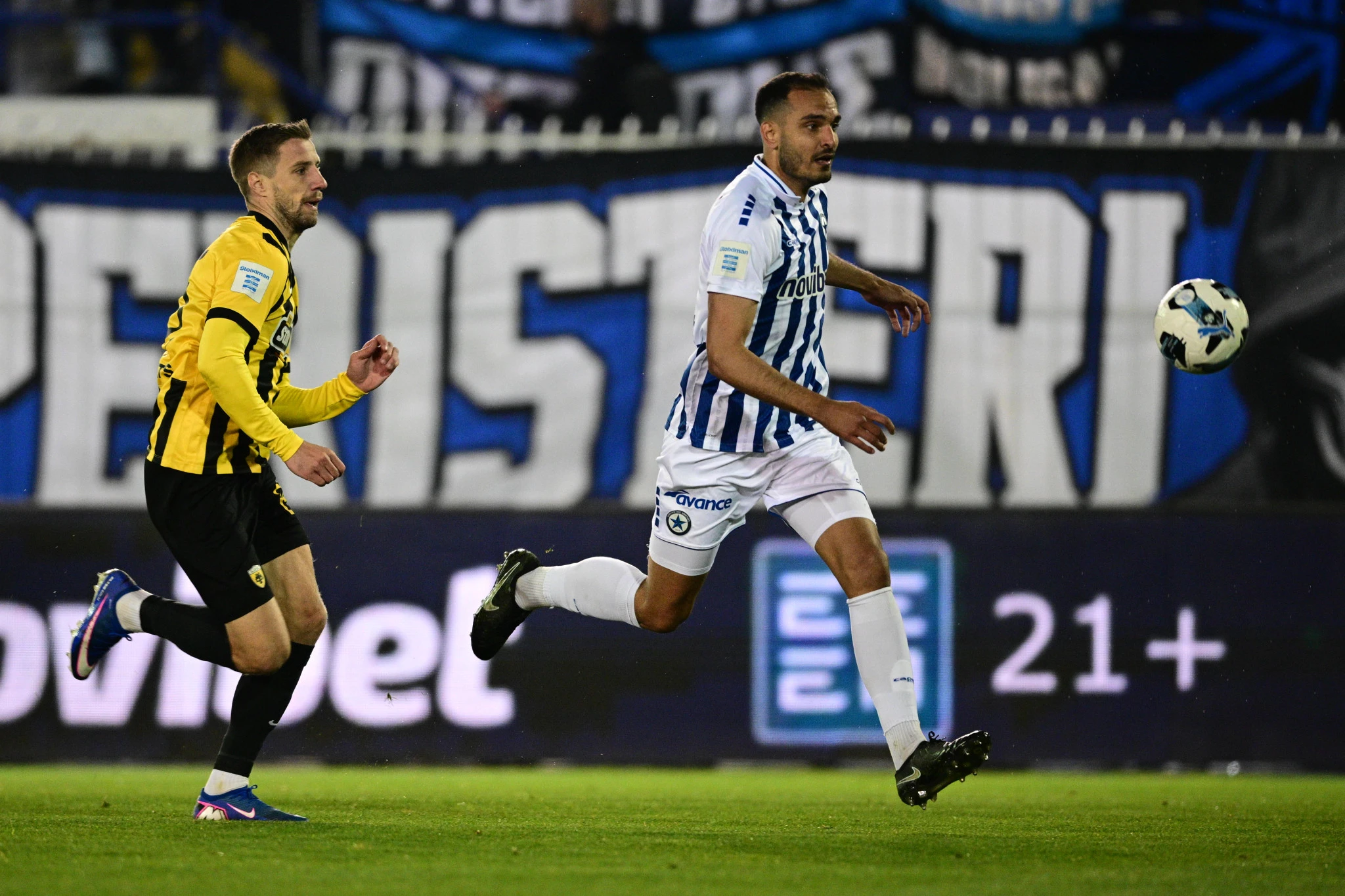 Ο Δημήτρης Σταυρόπουλος σε μονομαχία με τον Μπαρνάμπας Βάργκα στο Ατρόμητος - ΑΕΚ / Πηγή: Eurokinissi